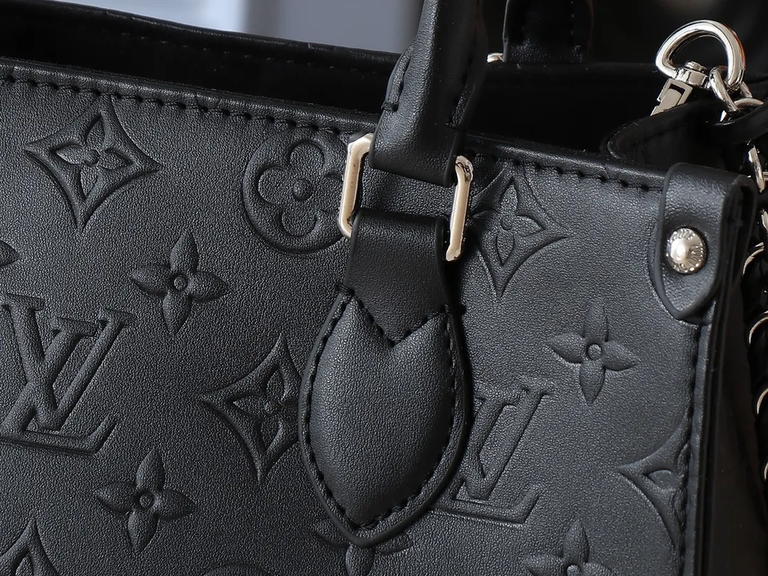 💰240💰Upgraded from the original M14576 M45659. This small OnTheGo handbag comes from the Monogram Bold series and highlights the 2025 spring and summer show with its neat structure. The Monogram embossed leather bag features dazzling metal hardware and a detachable braided chain. It has ample space to accommodate daily essentials, making it a perfect choice for urban commuting and weekend outings. Dimensions: 25.0 x 19.0 x 11.5 cm (length x height x width)