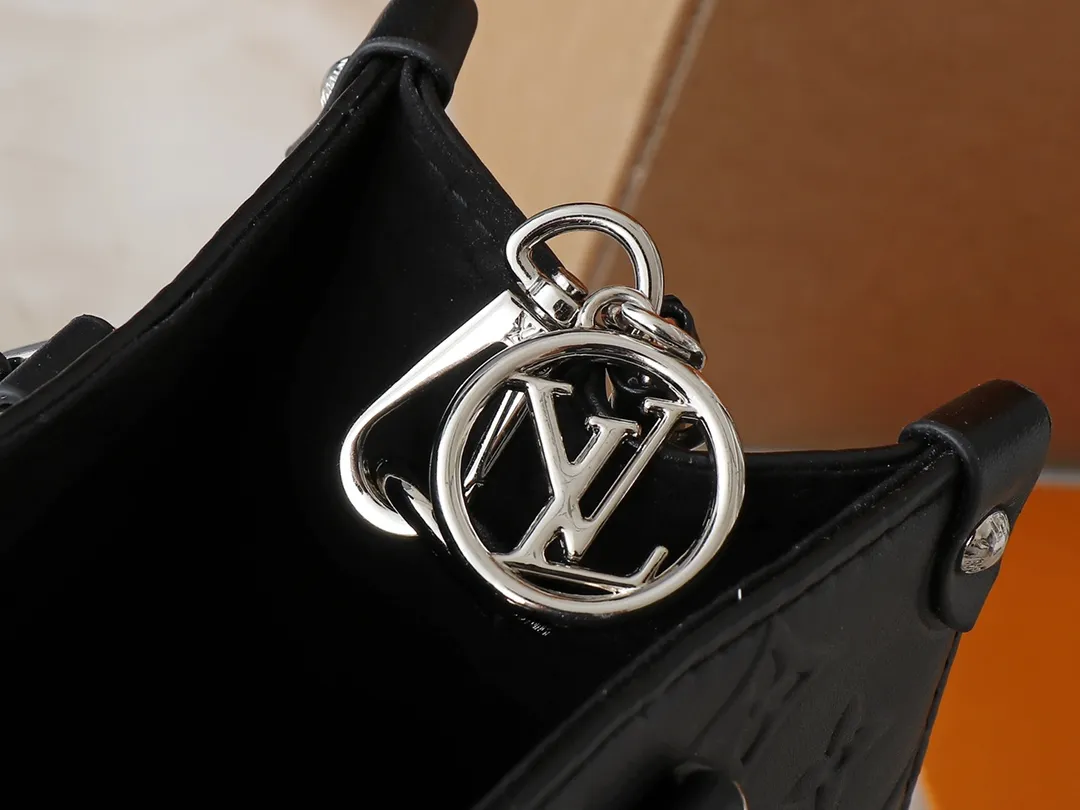 💰240💰Upgraded from the original M14576 M45659. This small OnTheGo handbag comes from the Monogram Bold series and highlights the 2025 spring and summer show with its neat structure. The Monogram embossed leather bag features dazzling metal hardware and a detachable braided chain. It has ample space to accommodate daily essentials, making it a perfect choice for urban commuting and weekend outings. Dimensions: 25.0 x 19.0 x 11.5 cm (length x height x width)