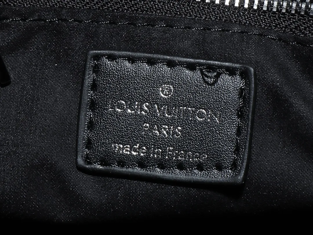💰240💰Upgraded from the original M14576 M45659. This small OnTheGo handbag comes from the Monogram Bold series and highlights the 2025 spring and summer show with its neat structure. The Monogram embossed leather bag features dazzling metal hardware and a detachable braided chain. It has ample space to accommodate daily essentials, making it a perfect choice for urban commuting and weekend outings. Dimensions: 25.0 x 19.0 x 11.5 cm (length x height x width)