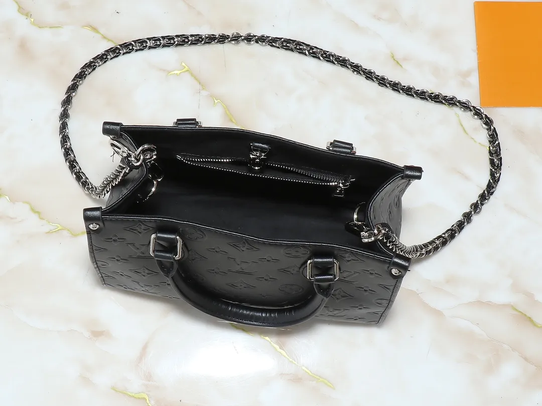 💰240💰Upgraded from the original M14576 M45659. This small OnTheGo handbag comes from the Monogram Bold series and highlights the 2025 spring and summer show with its neat structure. The Monogram embossed leather bag features dazzling metal hardware and a detachable braided chain. It has ample space to accommodate daily essentials, making it a perfect choice for urban commuting and weekend outings. Dimensions: 25.0 x 19.0 x 11.5 cm (length x height x width)