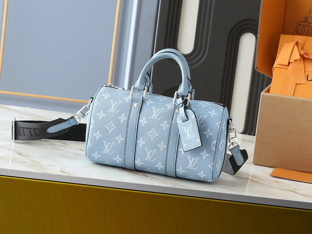 💰240💰Upgraded from the original M14078 M01942 M15076 M24434 M46271 M20900 M46249 This handbag condenses the classic silhouette of the Keepall travel bag. It is made of Monogram embossed Taurillon leather. The compact structure is suitable for storing small items such as mobile phones and wallets. With its clever use of leather handles and detachable shoulder strap, it's easy to carry with you in trendy style. Detailed features Dimensions: 25✘15✘11 cm