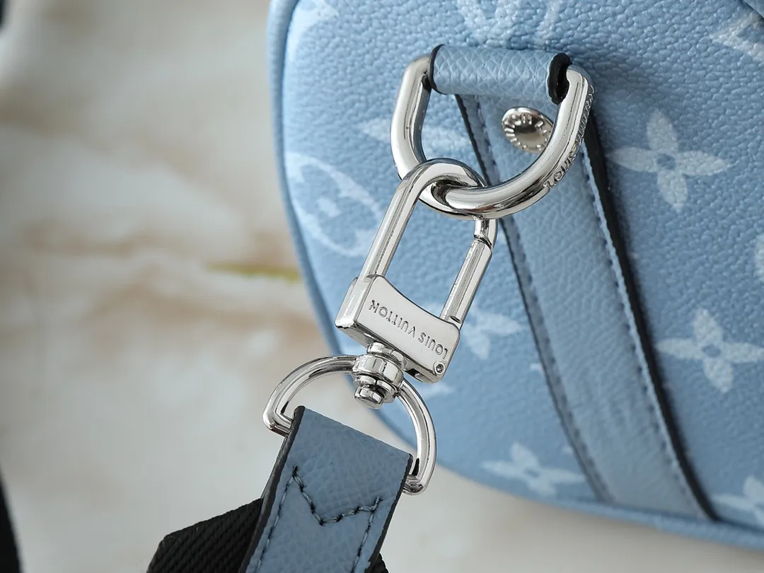 💰240💰Upgraded from the original M14078 M01942 M15076 M24434 M46271 M20900 M46249 This handbag condenses the classic silhouette of the Keepall travel bag. It is made of Monogram embossed Taurillon leather. The compact structure is suitable for storing small items such as mobile phones and wallets. With its clever use of leather handles and detachable shoulder strap, it's easy to carry with you in trendy style. Detailed features Dimensions: 25✘15✘11 cm