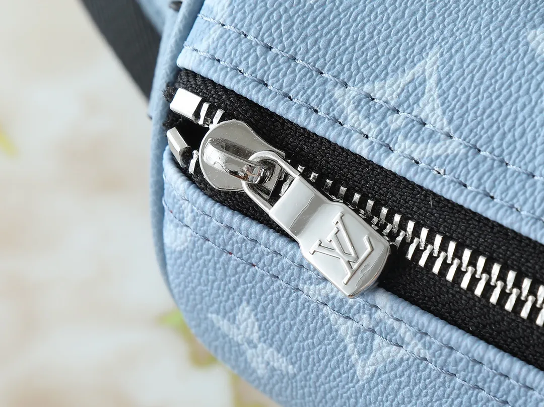 💰240💰Upgraded from the original M14078 M01942 M15076 M24434 M46271 M20900 M46249 This handbag condenses the classic silhouette of the Keepall travel bag. It is made of Monogram embossed Taurillon leather. The compact structure is suitable for storing small items such as mobile phones and wallets. With its clever use of leather handles and detachable shoulder strap, it's easy to carry with you in trendy style. Detailed features Dimensions: 25✘15✘11 cm