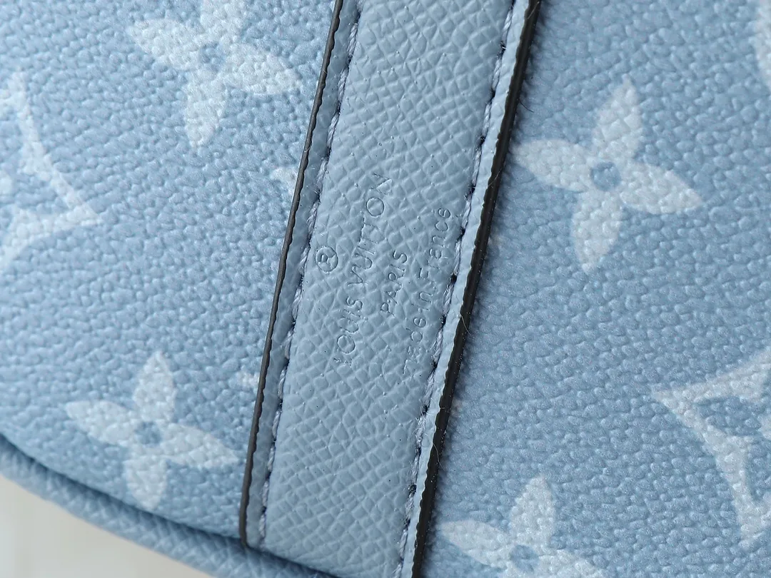 💰240💰Upgraded from the original M14078 M01942 M15076 M24434 M46271 M20900 M46249 This handbag condenses the classic silhouette of the Keepall travel bag. It is made of Monogram embossed Taurillon leather. The compact structure is suitable for storing small items such as mobile phones and wallets. With its clever use of leather handles and detachable shoulder strap, it's easy to carry with you in trendy style. Detailed features Dimensions: 25✘15✘11 cm