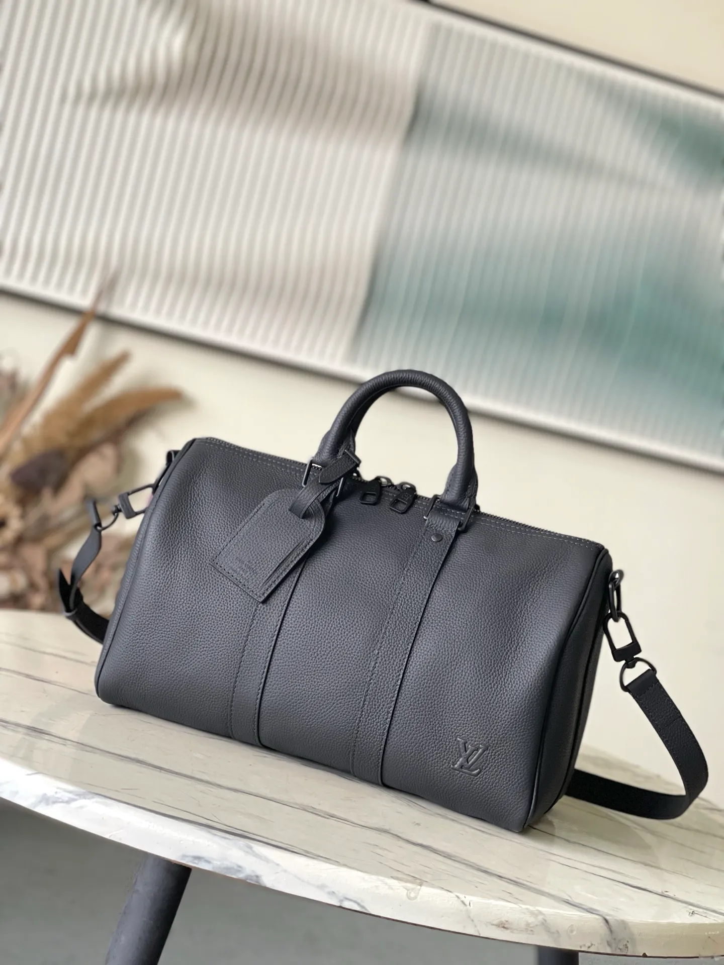 💰1180 (top layer leather) top original order M15249 This Keepal Bandoullere35 handbag is made of waxed cow leather, showing a soft and durable grain texture. The iconic LV letters of the LV Aerogran series are embossed on it, and the fabric interior has ample space to easily accommodate daily needs. Dimensions: 34 × 21 × 16 cm