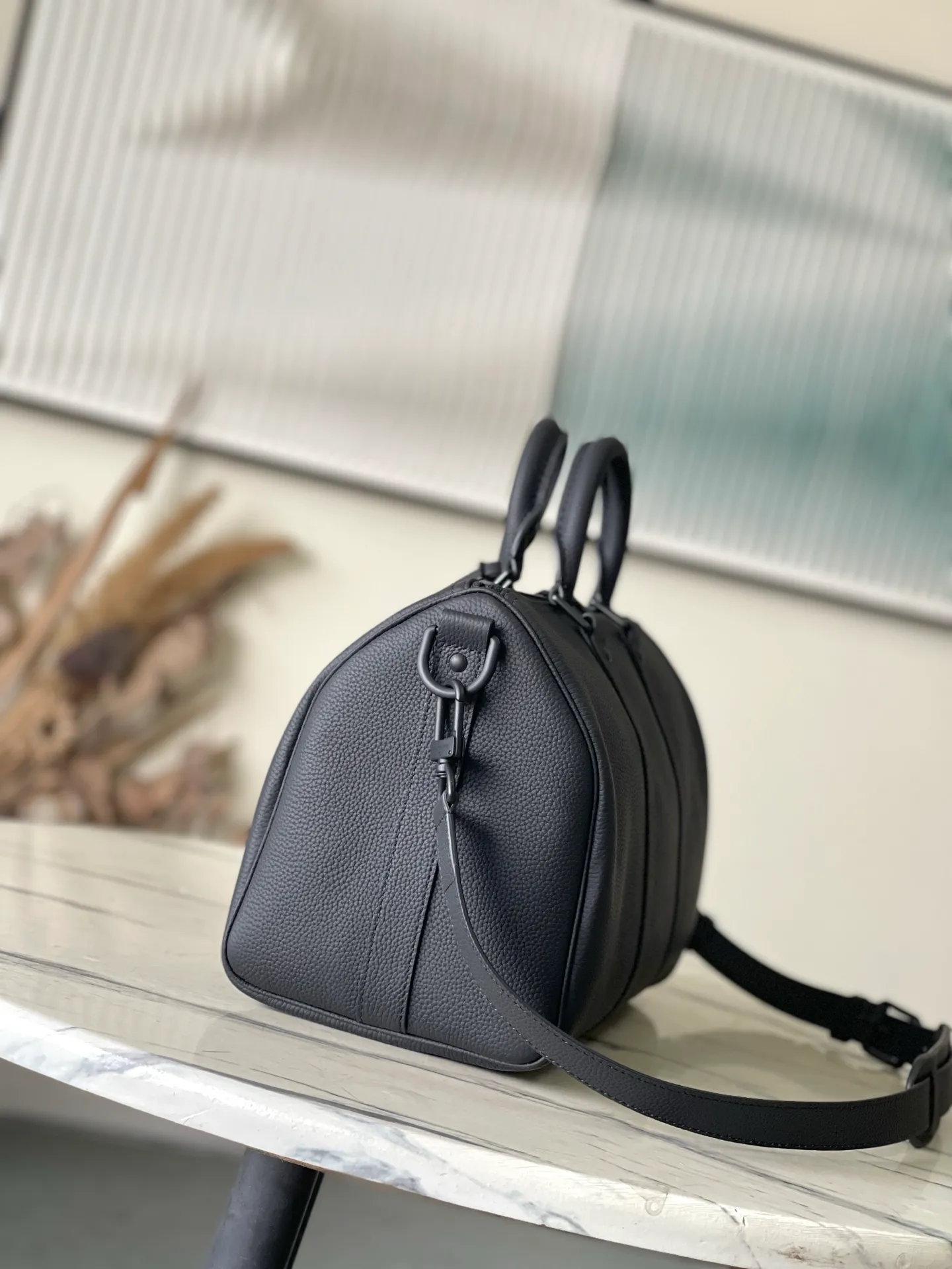 💰1180 (top layer leather) top original order M15249 This Keepal Bandoullere35 handbag is made of waxed cow leather, showing a soft and durable grain texture. The iconic LV letters of the LV Aerogran series are embossed on it, and the fabric interior has ample space to easily accommodate daily needs. Dimensions: 34 × 21 × 16 cm