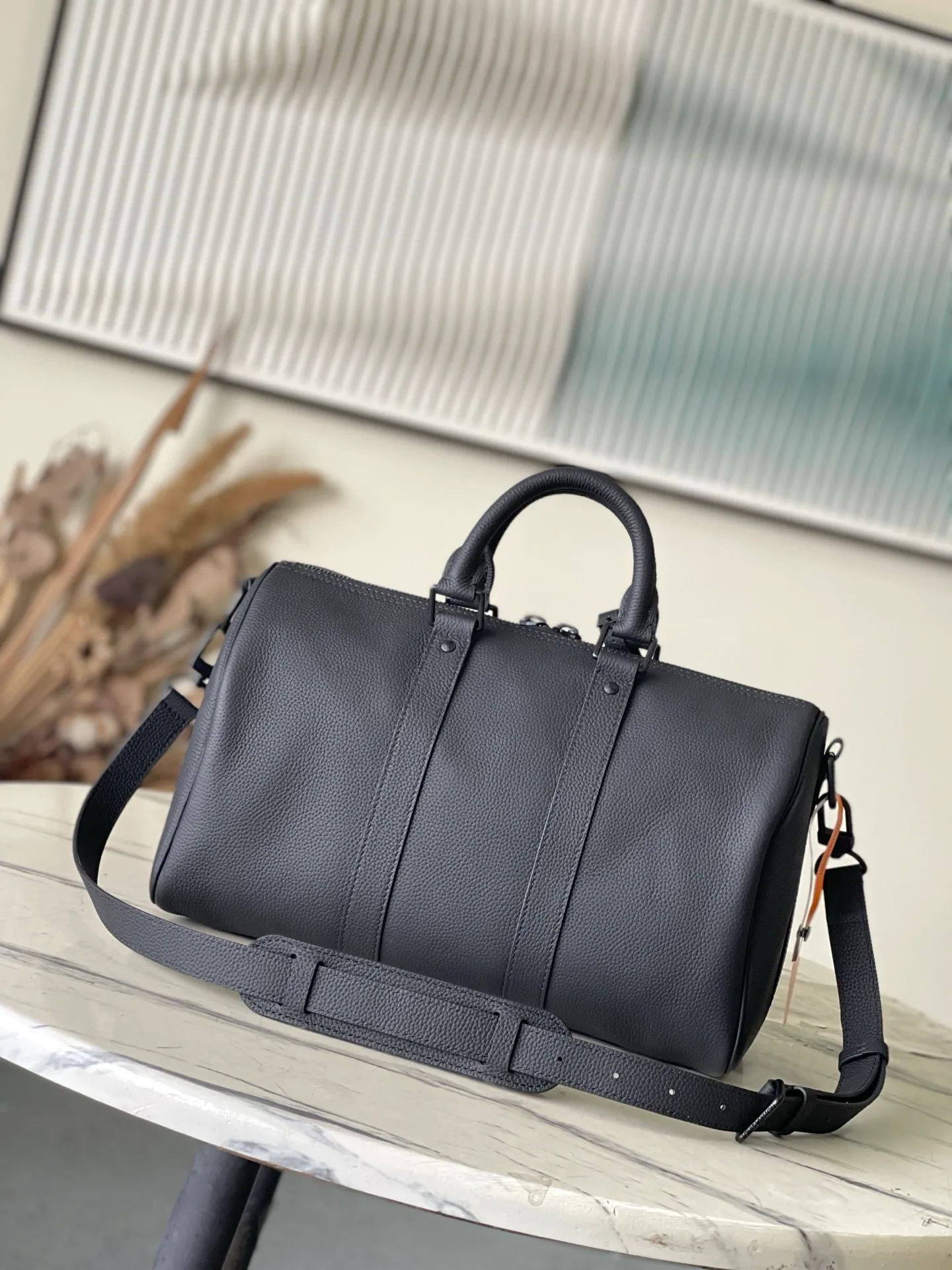 💰1180 (top layer leather) top original order M15249 This Keepal Bandoullere35 handbag is made of waxed cow leather, showing a soft and durable grain texture. The iconic LV letters of the LV Aerogran series are embossed on it, and the fabric interior has ample space to easily accommodate daily needs. Dimensions: 34 × 21 × 16 cm
