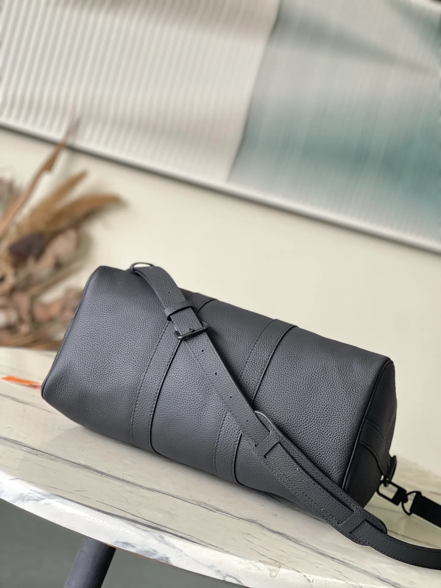 💰1180 (top layer leather) top original order M15249 This Keepal Bandoullere35 handbag is made of waxed cow leather, showing a soft and durable grain texture. The iconic LV letters of the LV Aerogran series are embossed on it, and the fabric interior has ample space to easily accommodate daily needs. Dimensions: 34 × 21 × 16 cm