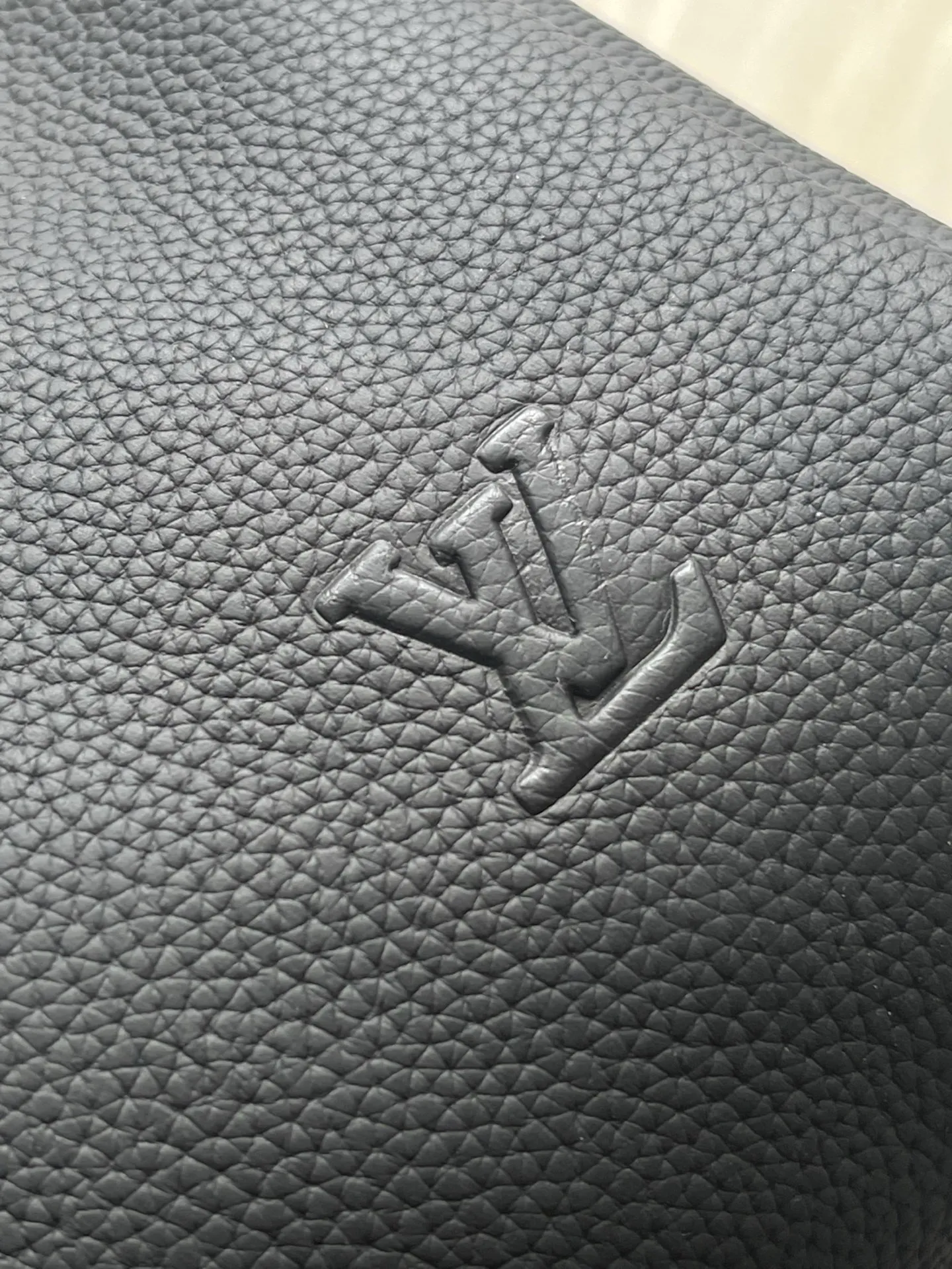 💰1180 (top layer leather) top original order M15249 This Keepal Bandoullere35 handbag is made of waxed cow leather, showing a soft and durable grain texture. The iconic LV letters of the LV Aerogran series are embossed on it, and the fabric interior has ample space to easily accommodate daily needs. Dimensions: 34 × 21 × 16 cm