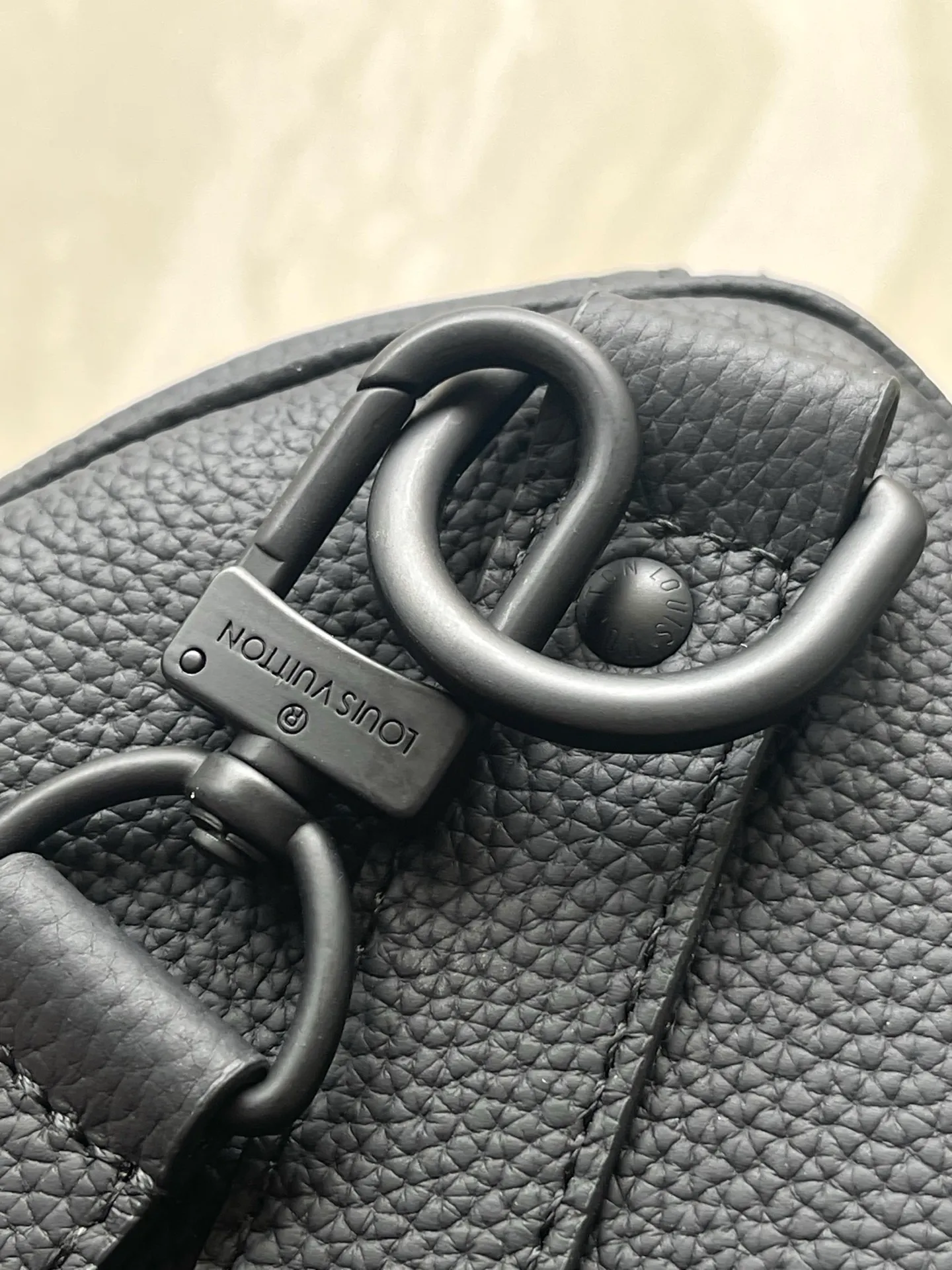 💰1180 (top layer leather) top original order M15249 This Keepal Bandoullere35 handbag is made of waxed cow leather, showing a soft and durable grain texture. The iconic LV letters of the LV Aerogran series are embossed on it, and the fabric interior has ample space to easily accommodate daily needs. Dimensions: 34 × 21 × 16 cm