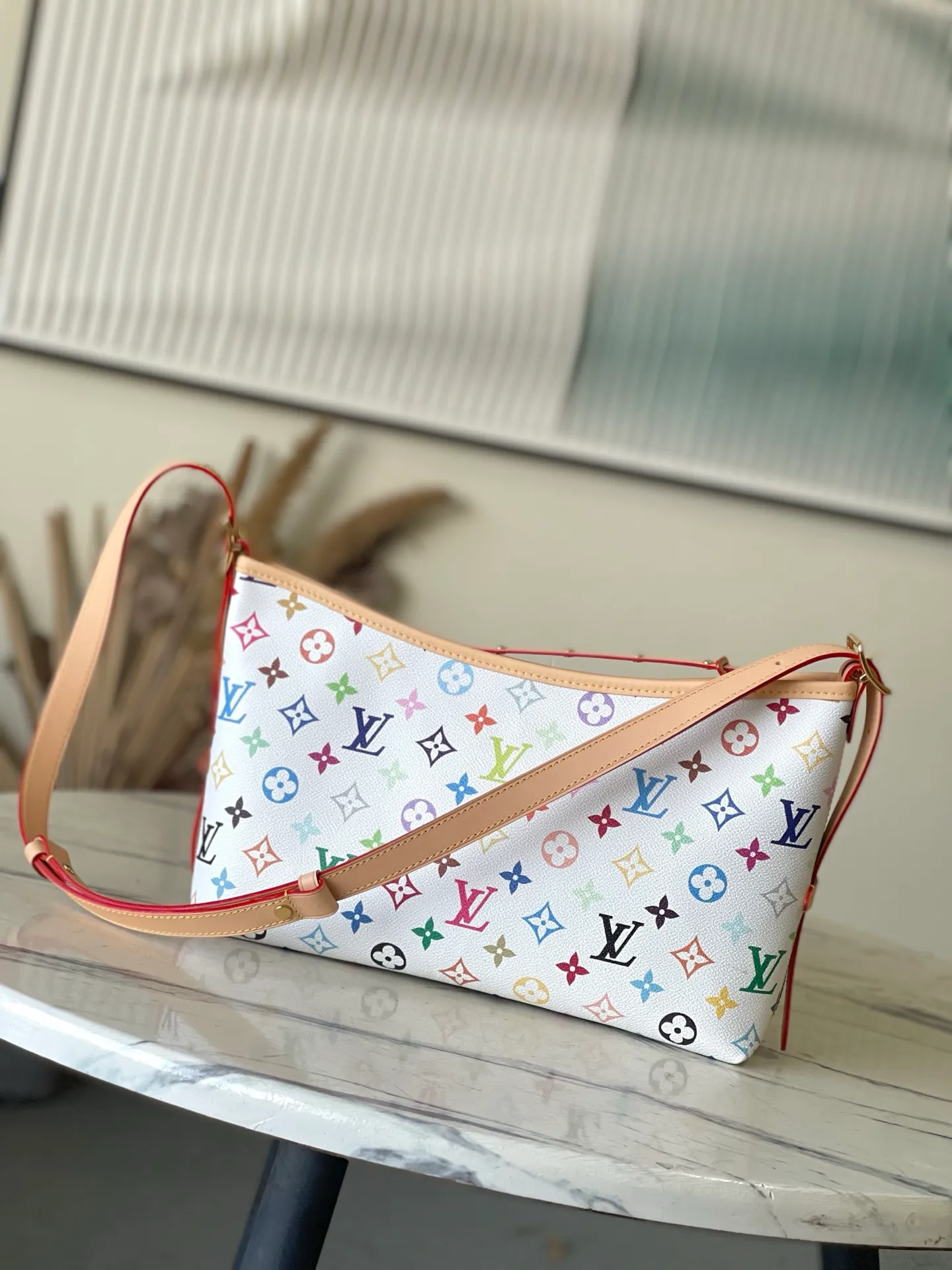 💰1100 Top Original Order M27578 To celebrate the 130th anniversary of the Louis Vuitton Monogram pattern, this Carryall East West canvas handbag illuminates this classic element with colorful colors. A leather tag inside commemorates the occasion, while an LV stud address plate and removable bow decoration add to the pleasant atmosphere. Dimensions: 36 × 19 × 0.5 cm