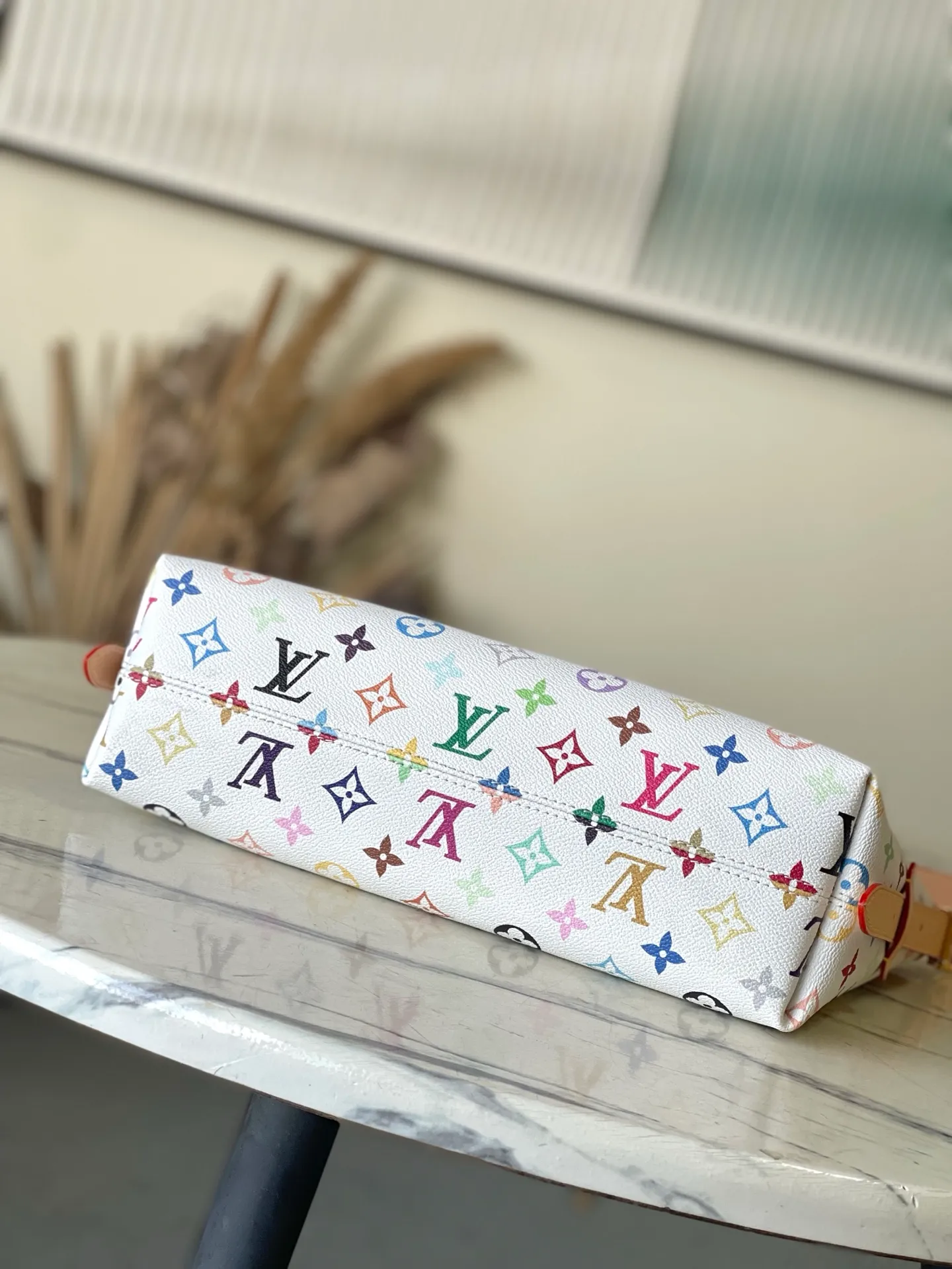 💰1100 Top Original Order M27578 To celebrate the 130th anniversary of the Louis Vuitton Monogram pattern, this Carryall East West canvas handbag illuminates this classic element with colorful colors. A leather tag inside commemorates the occasion, while an LV stud address plate and removable bow decoration add to the pleasant atmosphere. Dimensions: 36 × 19 × 0.5 cm