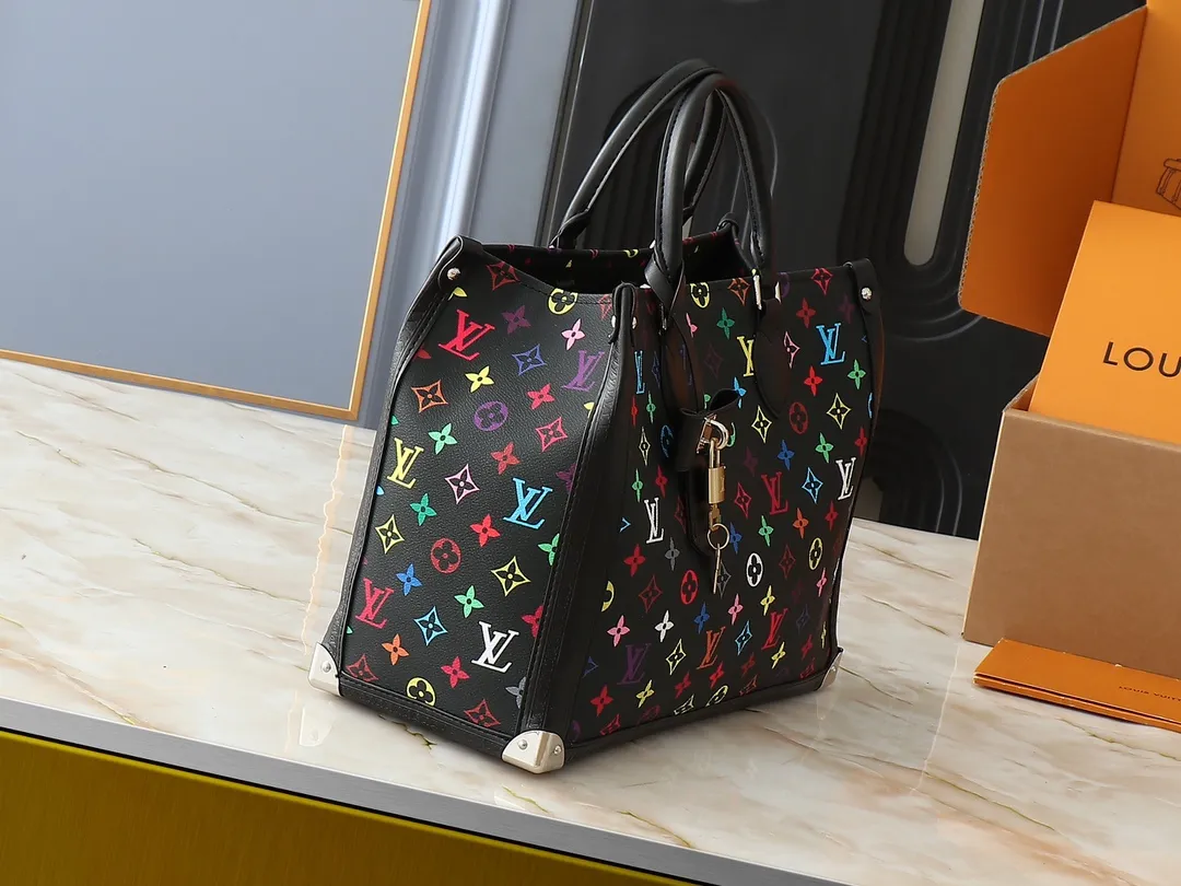 💰340💰The upgraded original M13079 Louis Vuitton x Takashi Murakami reissue series interprets the OnTheGo medium handbag in a smart way. The colorful Monogram canvas body, cowhide leather trim and LV x TM key bag highlight the sophisticated style. The shiny corners recall the design of traditional Louis Vuitton luggage, and the shoulder strap and top handle allow for multiple carrying methods. Dimensions: 35.0 x 27.0 x 14.0 cm (length x height x width)