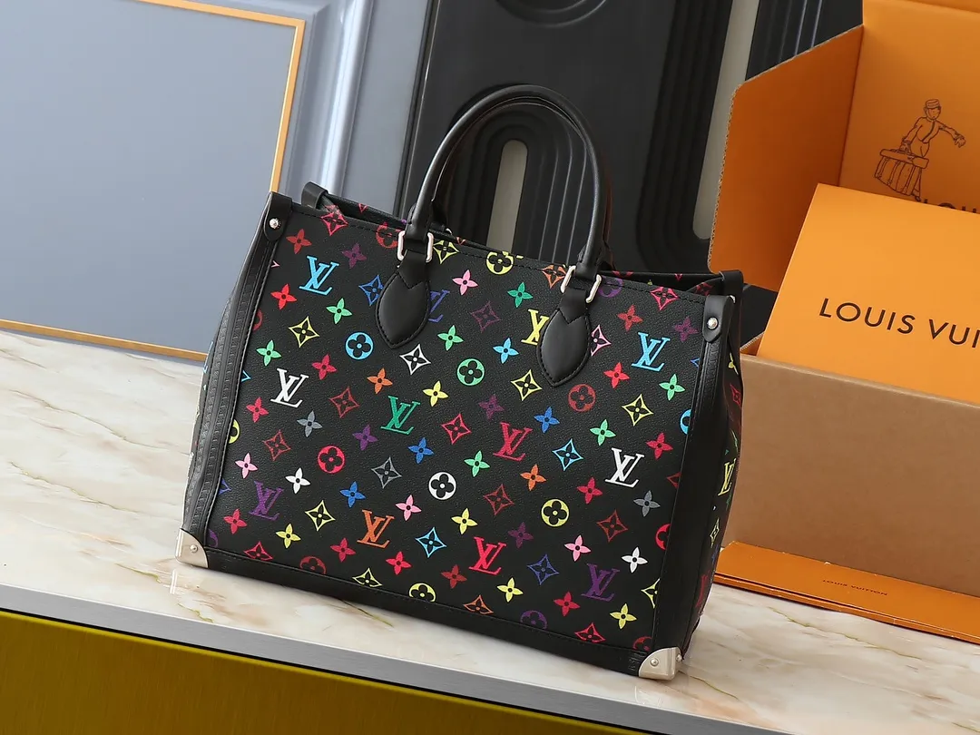 💰340💰The upgraded original M13079 Louis Vuitton x Takashi Murakami reissue series interprets the OnTheGo medium handbag in a smart way. The colorful Monogram canvas body, cowhide leather trim and LV x TM key bag highlight the sophisticated style. The shiny corners recall the design of traditional Louis Vuitton luggage, and the shoulder strap and top handle allow for multiple carrying methods. Dimensions: 35.0 x 27.0 x 14.0 cm (length x height x width)