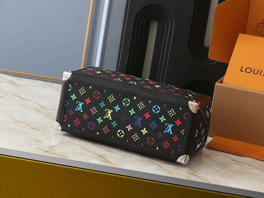 💰340💰The upgraded original M13079 Louis Vuitton x Takashi Murakami reissue series interprets the OnTheGo medium handbag in a smart way. The colorful Monogram canvas body, cowhide leather trim and LV x TM key bag highlight the sophisticated style. The shiny corners recall the design of traditional Louis Vuitton luggage, and the shoulder strap and top handle allow for multiple carrying methods. Dimensions: 35.0 x 27.0 x 14.0 cm (length x height x width)