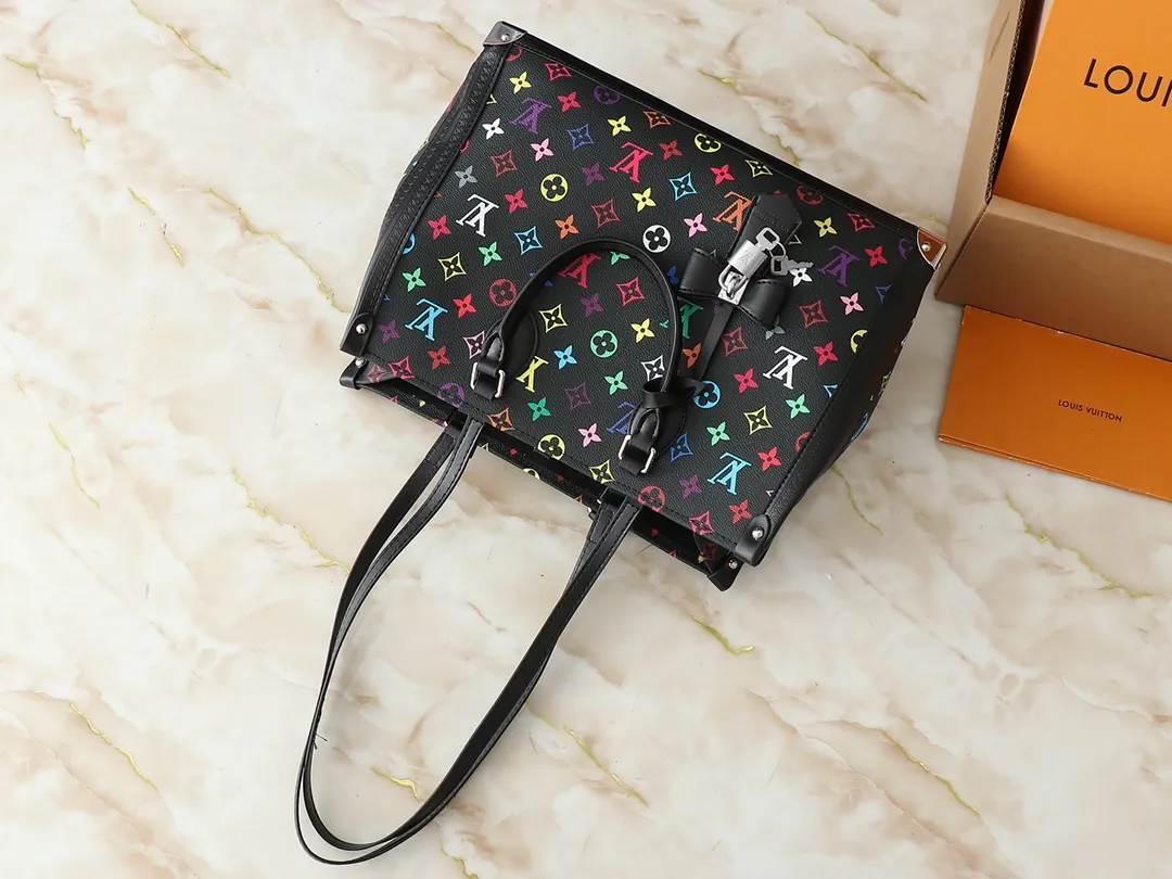 💰340💰The upgraded original M13079 Louis Vuitton x Takashi Murakami reissue series interprets the OnTheGo medium handbag in a smart way. The colorful Monogram canvas body, cowhide leather trim and LV x TM key bag highlight the sophisticated style. The shiny corners recall the design of traditional Louis Vuitton luggage, and the shoulder strap and top handle allow for multiple carrying methods. Dimensions: 35.0 x 27.0 x 14.0 cm (length x height x width)