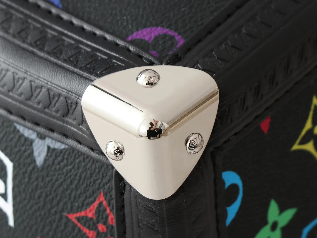 💰340💰The upgraded original M13079 Louis Vuitton x Takashi Murakami reissue series interprets the OnTheGo medium handbag in a smart way. The colorful Monogram canvas body, cowhide leather trim and LV x TM key bag highlight the sophisticated style. The shiny corners recall the design of traditional Louis Vuitton luggage, and the shoulder strap and top handle allow for multiple carrying methods. Dimensions: 35.0 x 27.0 x 14.0 cm (length x height x width)
