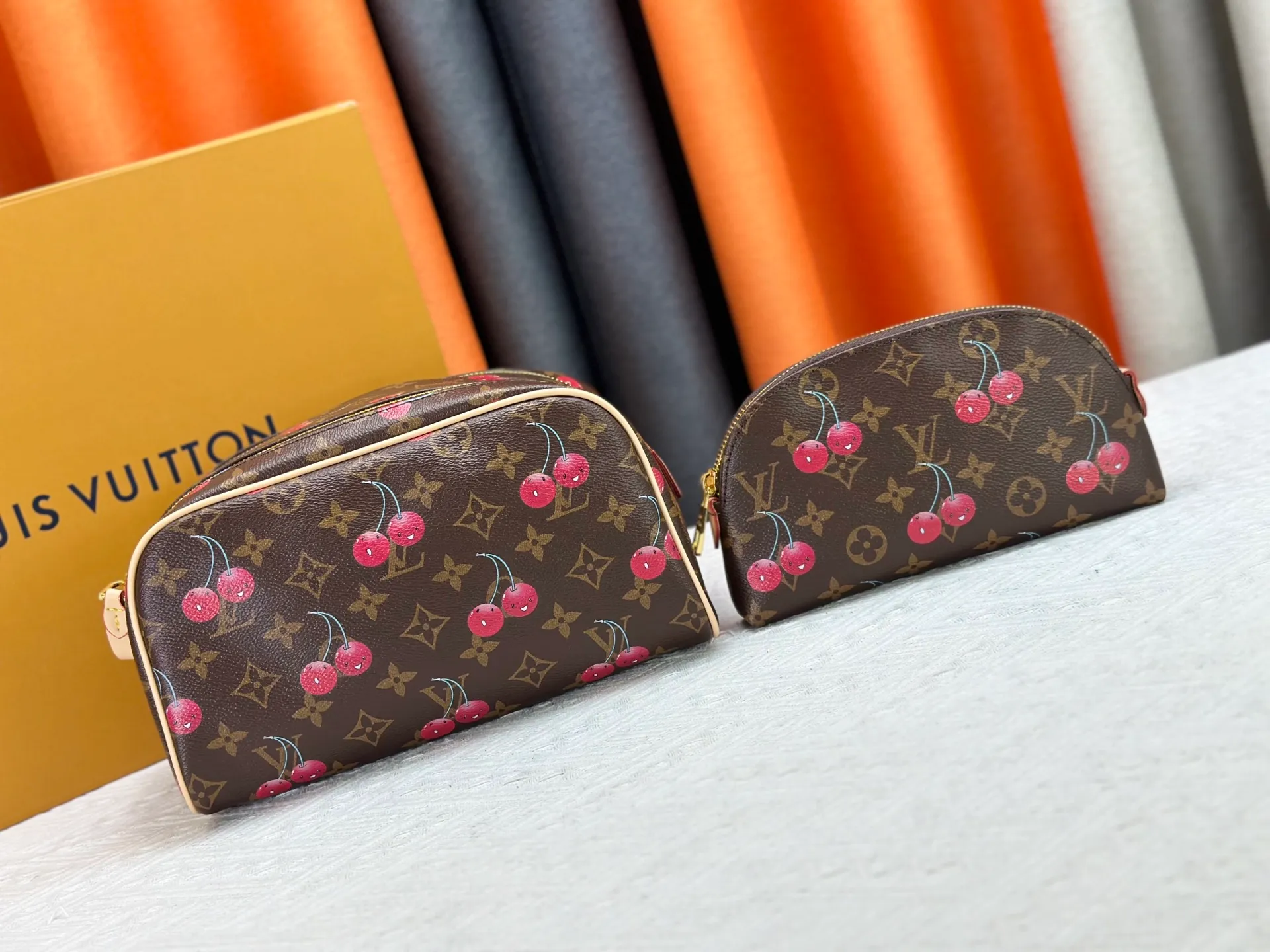 P260 Upgraded original 2-piece set Murakami White Blossom Cherry 🍒M47528 M13669 This Dopp Kit toiletry bag is made of Monogram Eclipse canvas, bringing a restrained choice to Monogram lovers. Plenty of space to store travel essentials, double zippers for secure protection, and wide opening for easy access. 28.0 x 15.0 x 16.5 cm (length x height x width)
