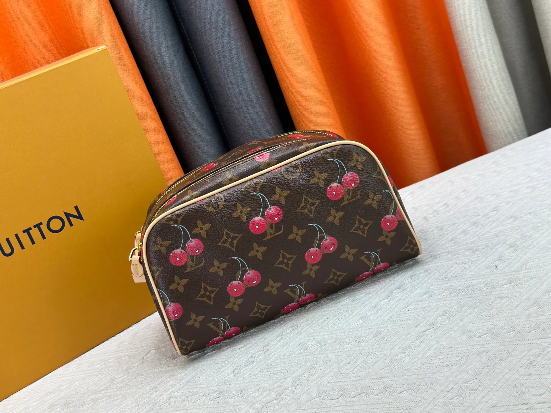P260 Upgraded original 2-piece set Murakami White Blossom Cherry 🍒M47528 M13669 This Dopp Kit toiletry bag is made of Monogram Eclipse canvas, bringing a restrained choice to Monogram lovers. Plenty of space to store travel essentials, double zippers for secure protection, and wide opening for easy access. 28.0 x 15.0 x 16.5 cm (length x height x width)