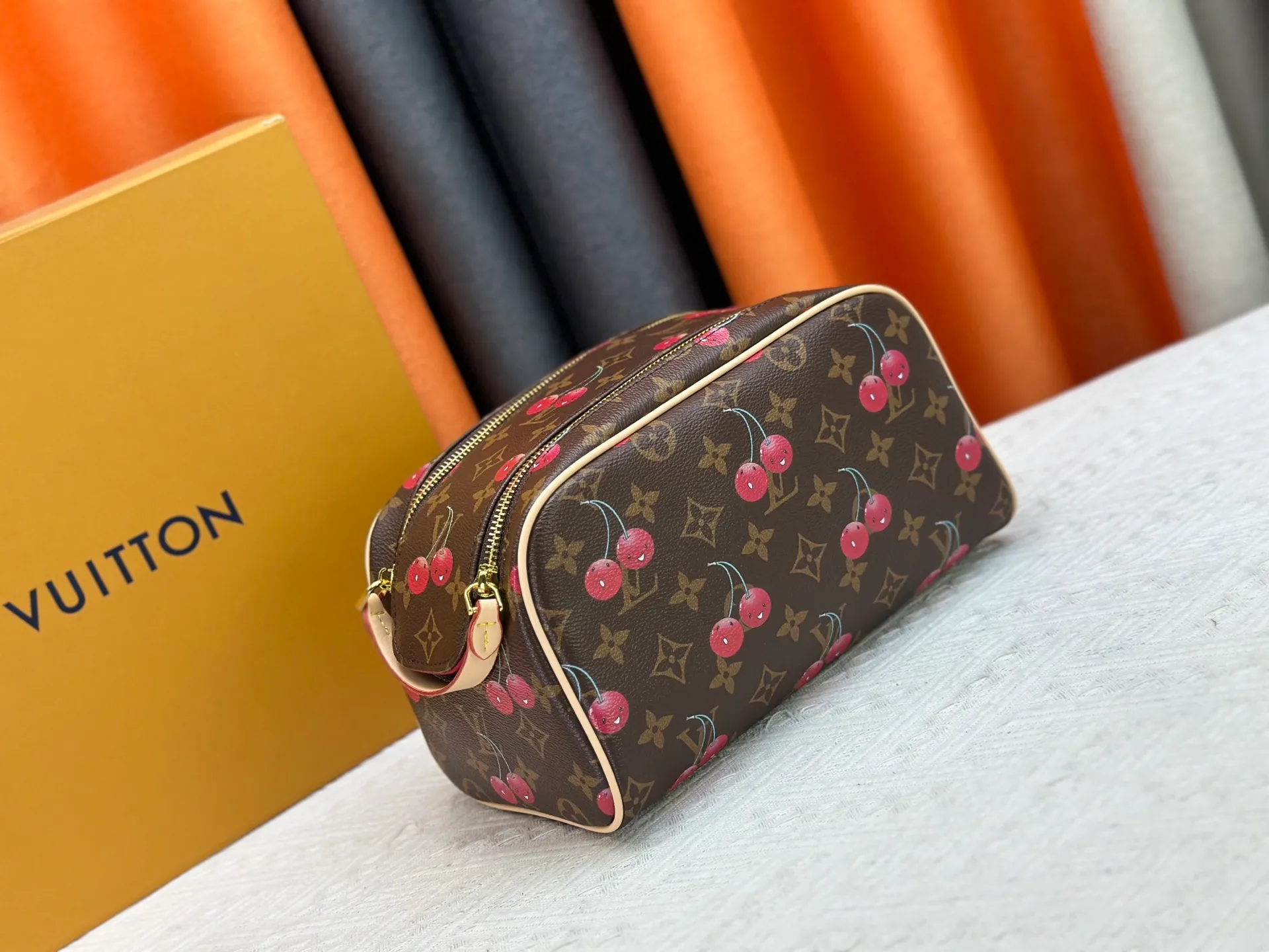 P260 Upgraded original 2-piece set Murakami White Blossom Cherry 🍒M47528 M13669 This Dopp Kit toiletry bag is made of Monogram Eclipse canvas, bringing a restrained choice to Monogram lovers. Plenty of space to store travel essentials, double zippers for secure protection, and wide opening for easy access. 28.0 x 15.0 x 16.5 cm (length x height x width)