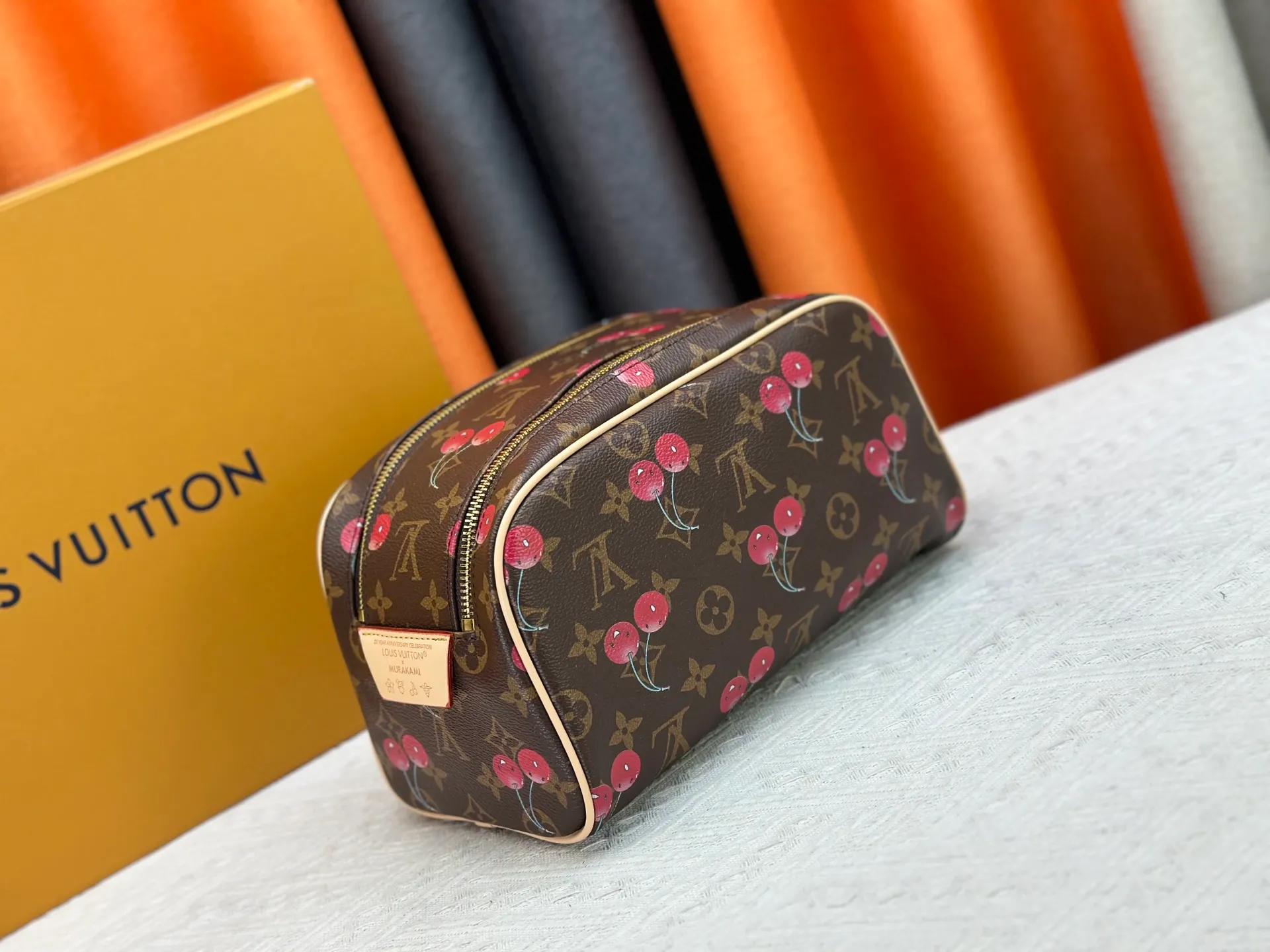 P260 Upgraded original 2-piece set Murakami White Blossom Cherry 🍒M47528 M13669 This Dopp Kit toiletry bag is made of Monogram Eclipse canvas, bringing a restrained choice to Monogram lovers. Plenty of space to store travel essentials, double zippers for secure protection, and wide opening for easy access. 28.0 x 15.0 x 16.5 cm (length x height x width)