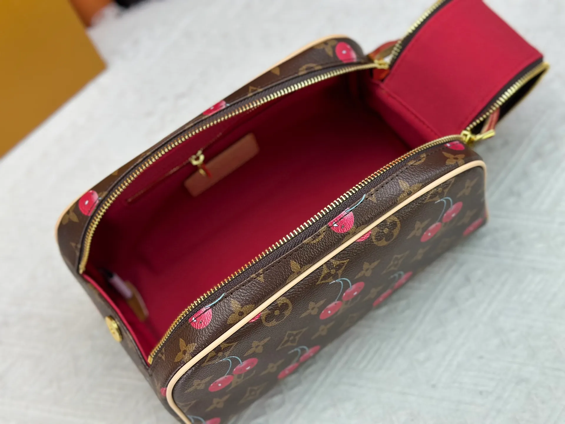 P260 Upgraded original 2-piece set Murakami White Blossom Cherry 🍒M47528 M13669 This Dopp Kit toiletry bag is made of Monogram Eclipse canvas, bringing a restrained choice to Monogram lovers. Plenty of space to store travel essentials, double zippers for secure protection, and wide opening for easy access. 28.0 x 15.0 x 16.5 cm (length x height x width)
