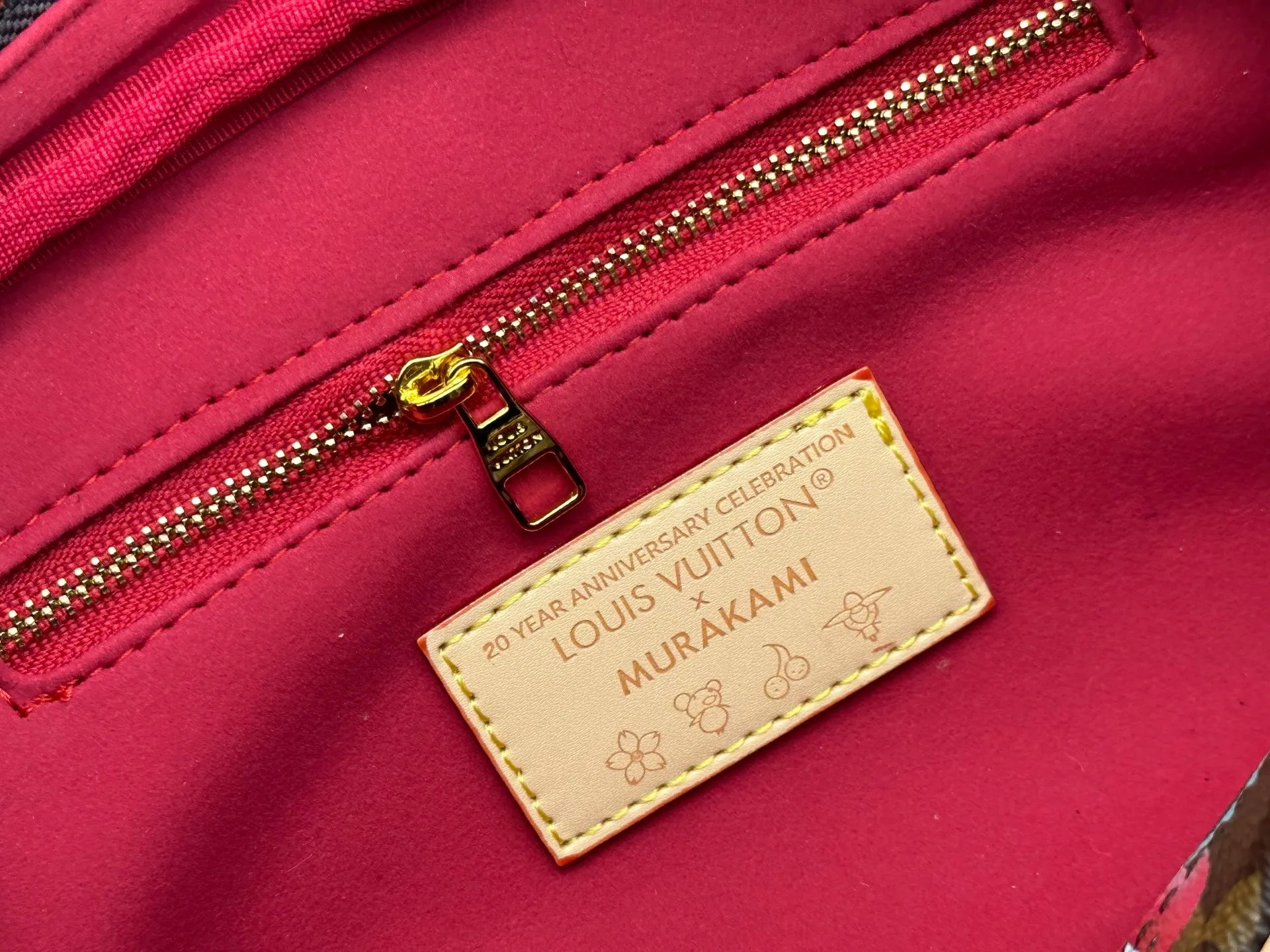 P260 Upgraded original 2-piece set Murakami White Blossom Cherry 🍒M47528 M13669 This Dopp Kit toiletry bag is made of Monogram Eclipse canvas, bringing a restrained choice to Monogram lovers. Plenty of space to store travel essentials, double zippers for secure protection, and wide opening for easy access. 28.0 x 15.0 x 16.5 cm (length x height x width)