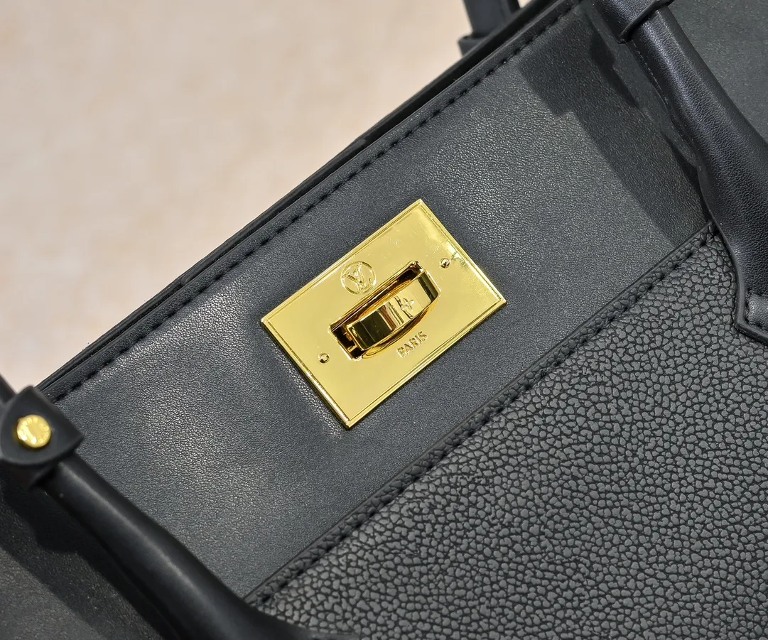 💰400💰Upgraded original [M53826 black embroidery M53825 apricot embroidery M53824 MM53823 presbyopia with black] 🔥On My Side handbag shows the elegant fusion of calfskin and classic Monogram canvas. Contrasting canvas shapes the large outer pocket, creating a trompe l'oeil effect as if two handbags merge into one. Plenty of space can easily accommodate office needs, and the adjustable shoulder strap allows for a cross-body style. Dimensions: 30.5 x 24.5 x 14 cm (L x H x W) - Calfskin and Monogram coated canvas - Cowhide leather trim - Microfiber lining - 2 top handles, can be carried by hand or on the elbow - Adjustable shoulder strap, can be worn on the shoulder or crossbody - Lock closure - 2 outer pockets with magnetic closure - Zip pocket - 1 patch pocket - 2 top handles for hand or elbow carry - Adjustable shoulder strap for shoulder or cross-body carry - Lock closure - 2 exterior pockets with magnetic closure - Zip pocket - 1 patch pocket
