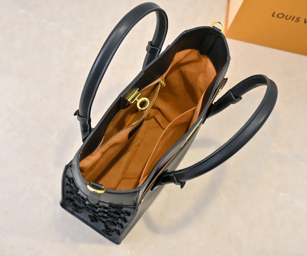 💰400💰Upgraded original [M53826 black embroidery M53825 apricot embroidery M53824 MM53823 presbyopia with black] 🔥On My Side handbag shows the elegant fusion of calfskin and classic Monogram canvas. Contrasting canvas shapes the large outer pocket, creating a trompe l'oeil effect as if two handbags merge into one. Plenty of space can easily accommodate office needs, and the adjustable shoulder strap allows for a cross-body style. Dimensions: 30.5 x 24.5 x 14 cm (L x H x W) - Calfskin and Monogram coated canvas - Cowhide leather trim - Microfiber lining - 2 top handles, can be carried by hand or on the elbow - Adjustable shoulder strap, can be worn on the shoulder or crossbody - Lock closure - 2 outer pockets with magnetic closure - Zip pocket - 1 patch pocket - 2 top handles for hand or elbow carry - Adjustable shoulder strap for shoulder or cross-body carry - Lock closure - 2 exterior pockets with magnetic closure - Zip pocket - 1 patch pocket