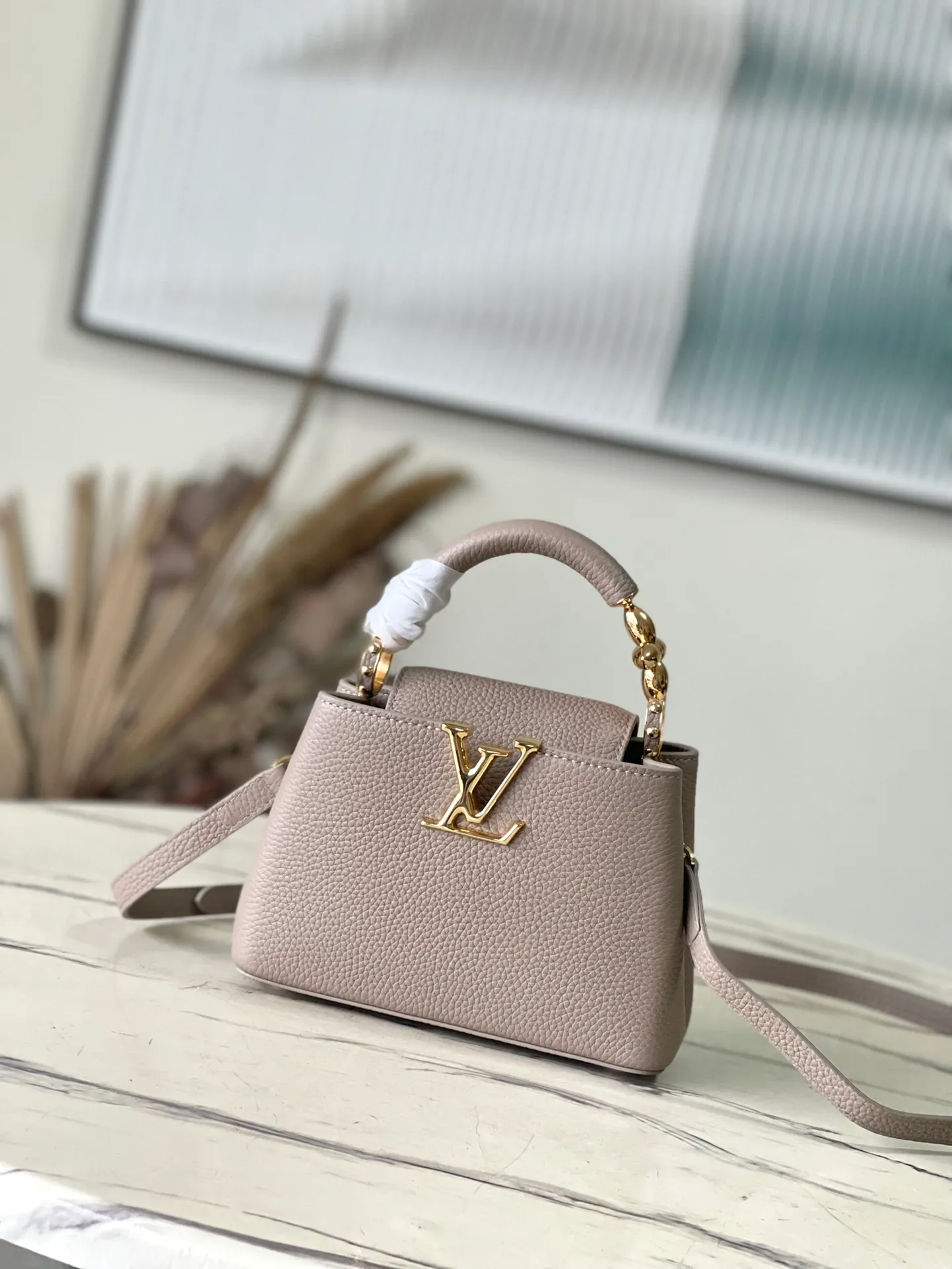 💰2160 (Special Grade Original Leather) M23943 Elephant Gray Mini This Capucines mini handbag incorporates delicate Monogram flowers into the handle, and uses delicate brushstrokes to present the three-dimensional look of the LV logo, injecting dazzling luster into the soft design. Full-grain Taurillon leather has a compact shape that can hold a smartphone, short wallet and other small essentials. Dimensions: 21 × 14 × 8 cm