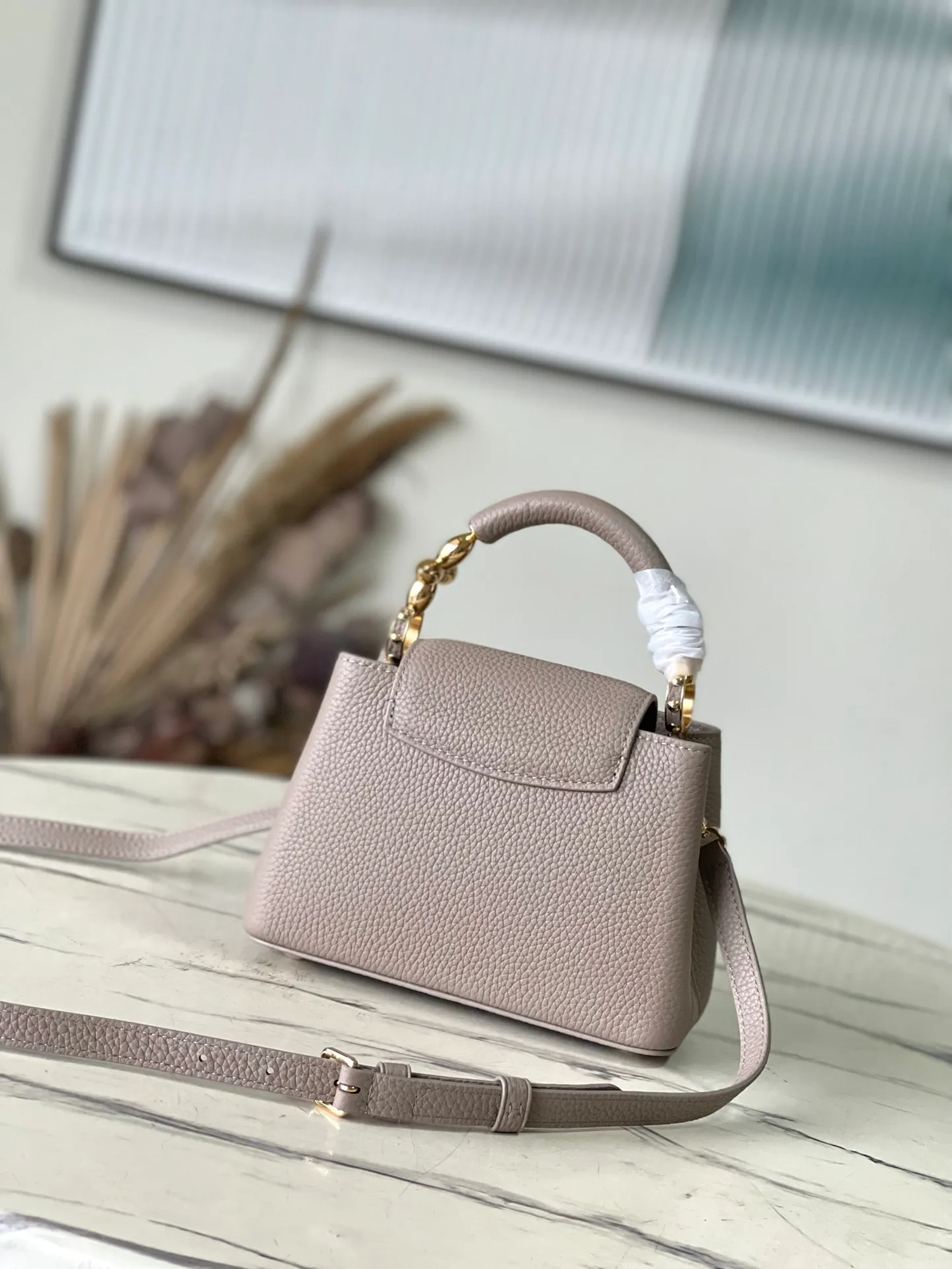 💰2160 (Special Grade Original Leather) M23943 Elephant Gray Mini This Capucines mini handbag incorporates delicate Monogram flowers into the handle, and uses delicate brushstrokes to present the three-dimensional look of the LV logo, injecting dazzling luster into the soft design. Full-grain Taurillon leather has a compact shape that can hold a smartphone, short wallet and other small essentials. Dimensions: 21 × 14 × 8 cm