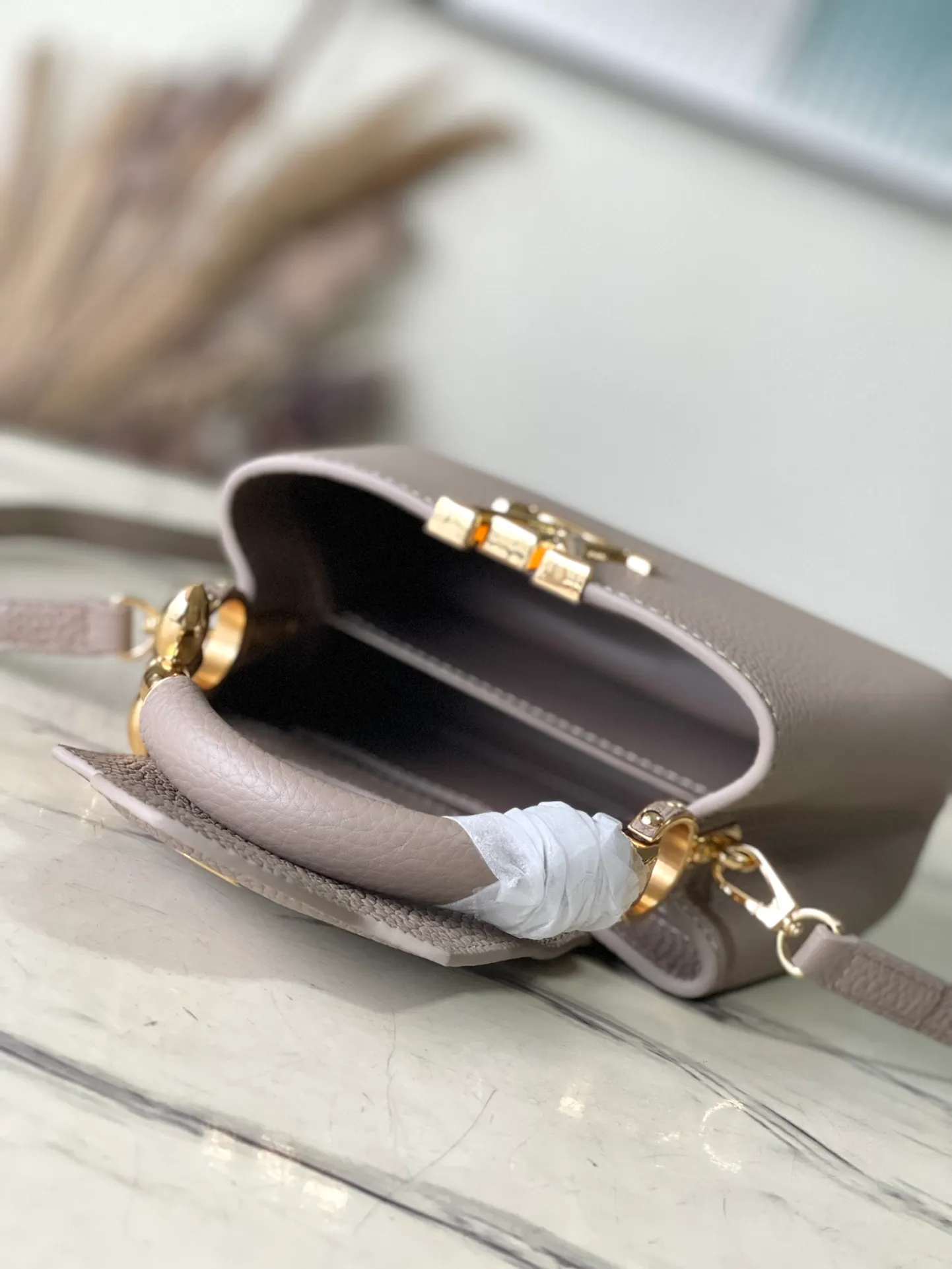 💰2160 (Special Grade Original Leather) M23943 Elephant Gray Mini This Capucines mini handbag incorporates delicate Monogram flowers into the handle, and uses delicate brushstrokes to present the three-dimensional look of the LV logo, injecting dazzling luster into the soft design. Full-grain Taurillon leather has a compact shape that can hold a smartphone, short wallet and other small essentials. Dimensions: 21 × 14 × 8 cm