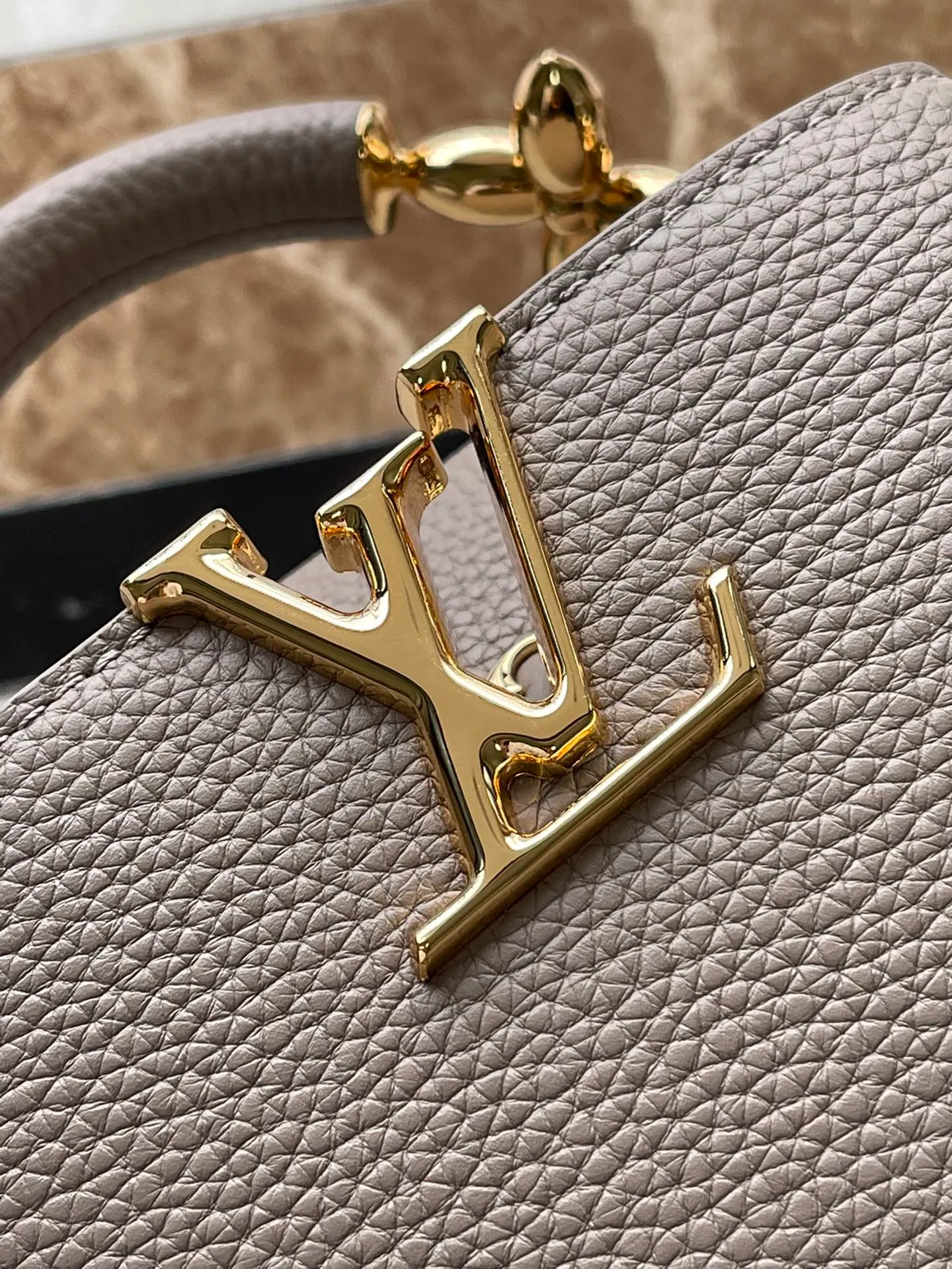 💰2160 (Special Grade Original Leather) M23943 Elephant Gray Mini This Capucines mini handbag incorporates delicate Monogram flowers into the handle, and uses delicate brushstrokes to present the three-dimensional look of the LV logo, injecting dazzling luster into the soft design. Full-grain Taurillon leather has a compact shape that can hold a smartphone, short wallet and other small essentials. Dimensions: 21 × 14 × 8 cm