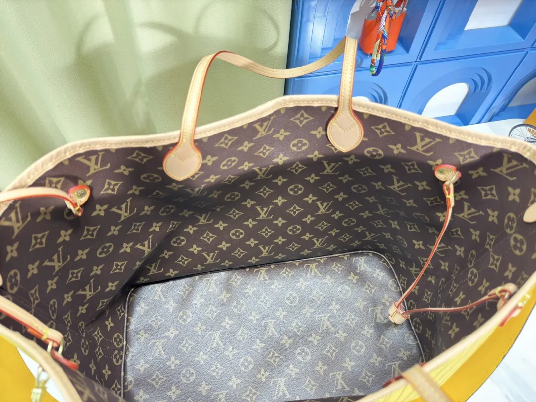 P260 Original‼ ️ Full of praise. LV’s latest hot-selling model, M40990 large size, original leather with bronze hardware, photographed in-house. Welcome to consult! Size: Large 40*33*20