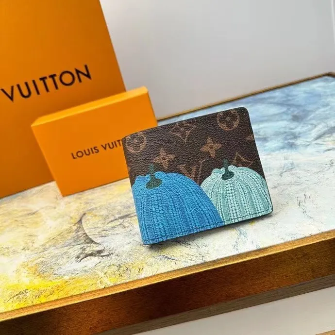 P110 M60895 This slim and practical LV x YK Slender wallet gives the new Louis Vuitton x Yayoi Kusama joint series a dazzling new look. The style is sewn with Monogram Eclipse Reverse canvas and printed with pumpkin patterns that are common in the works of Japanese art pioneer Yayoi Kusama, using bright colors to symbolize the warmth and optimism these works symbolize. The classic wallet is reinterpreted as a work of art, making it the perfect gift for art lovers. 11 x 8.5 x 2 cm (Length x Height x Width) Monogram Eclipse Reverse coated canvas with colorful pumpkin pattern cowhide trim and interior LV x YK logo 8 business card slots Compartment for banknotes