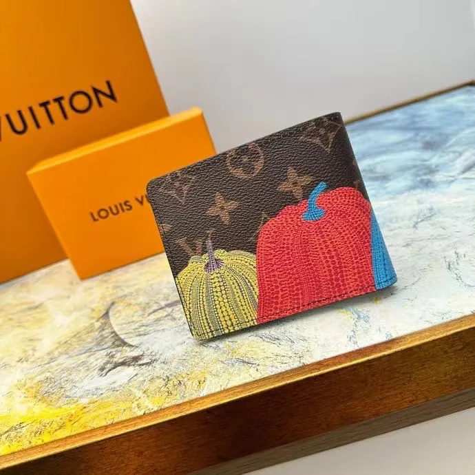 P110 M60895 This slim and practical LV x YK Slender wallet gives the new Louis Vuitton x Yayoi Kusama joint series a dazzling new look. The style is sewn with Monogram Eclipse Reverse canvas and printed with pumpkin patterns that are common in the works of Japanese art pioneer Yayoi Kusama, using bright colors to symbolize the warmth and optimism these works symbolize. The classic wallet is reinterpreted as a work of art, making it the perfect gift for art lovers. 11 x 8.5 x 2 cm (Length x Height x Width) Monogram Eclipse Reverse coated canvas with colorful pumpkin pattern cowhide trim and interior LV x YK logo 8 business card slots Compartment for banknotes