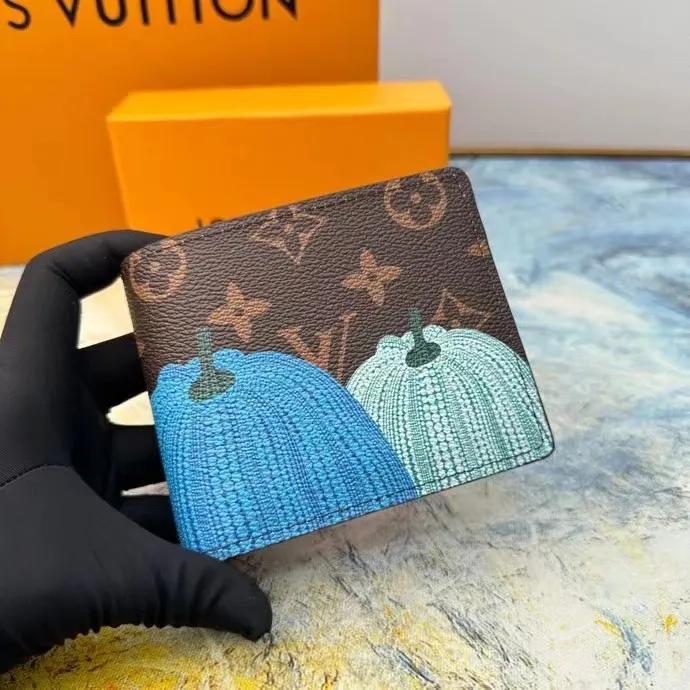 P110 M60895 This slim and practical LV x YK Slender wallet gives the new Louis Vuitton x Yayoi Kusama joint series a dazzling new look. The style is sewn with Monogram Eclipse Reverse canvas and printed with pumpkin patterns that are common in the works of Japanese art pioneer Yayoi Kusama, using bright colors to symbolize the warmth and optimism these works symbolize. The classic wallet is reinterpreted as a work of art, making it the perfect gift for art lovers. 11 x 8.5 x 2 cm (Length x Height x Width) Monogram Eclipse Reverse coated canvas with colorful pumpkin pattern cowhide trim and interior LV x YK logo 8 business card slots Compartment for banknotes
