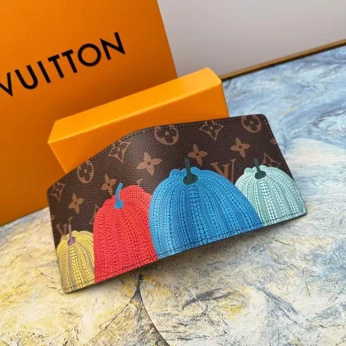 P110 M60895 This slim and practical LV x YK Slender wallet gives the new Louis Vuitton x Yayoi Kusama joint series a dazzling new look. The style is sewn with Monogram Eclipse Reverse canvas and printed with pumpkin patterns that are common in the works of Japanese art pioneer Yayoi Kusama, using bright colors to symbolize the warmth and optimism these works symbolize. The classic wallet is reinterpreted as a work of art, making it the perfect gift for art lovers. 11 x 8.5 x 2 cm (Length x Height x Width) Monogram Eclipse Reverse coated canvas with colorful pumpkin pattern cowhide trim and interior LV x YK logo 8 business card slots Compartment for banknotes