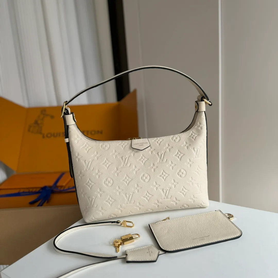 p1440 [Equipped with a full set of packaging at the MB counter] Special-grade original order with upgraded hardware, physical photo 🔝SAC SPORT handbag milk white M46609 gram M46610Sac Sport handbag is made of soft Monogram Empreinte embossed leather to create a curved outline, paying tribute to the archive design with retro configuration and exquisite details. Plenty of space makes it easy to carry your daily needs, and the adjustable handle allows for a variety of carrying methods. Size: 27*22*10.5