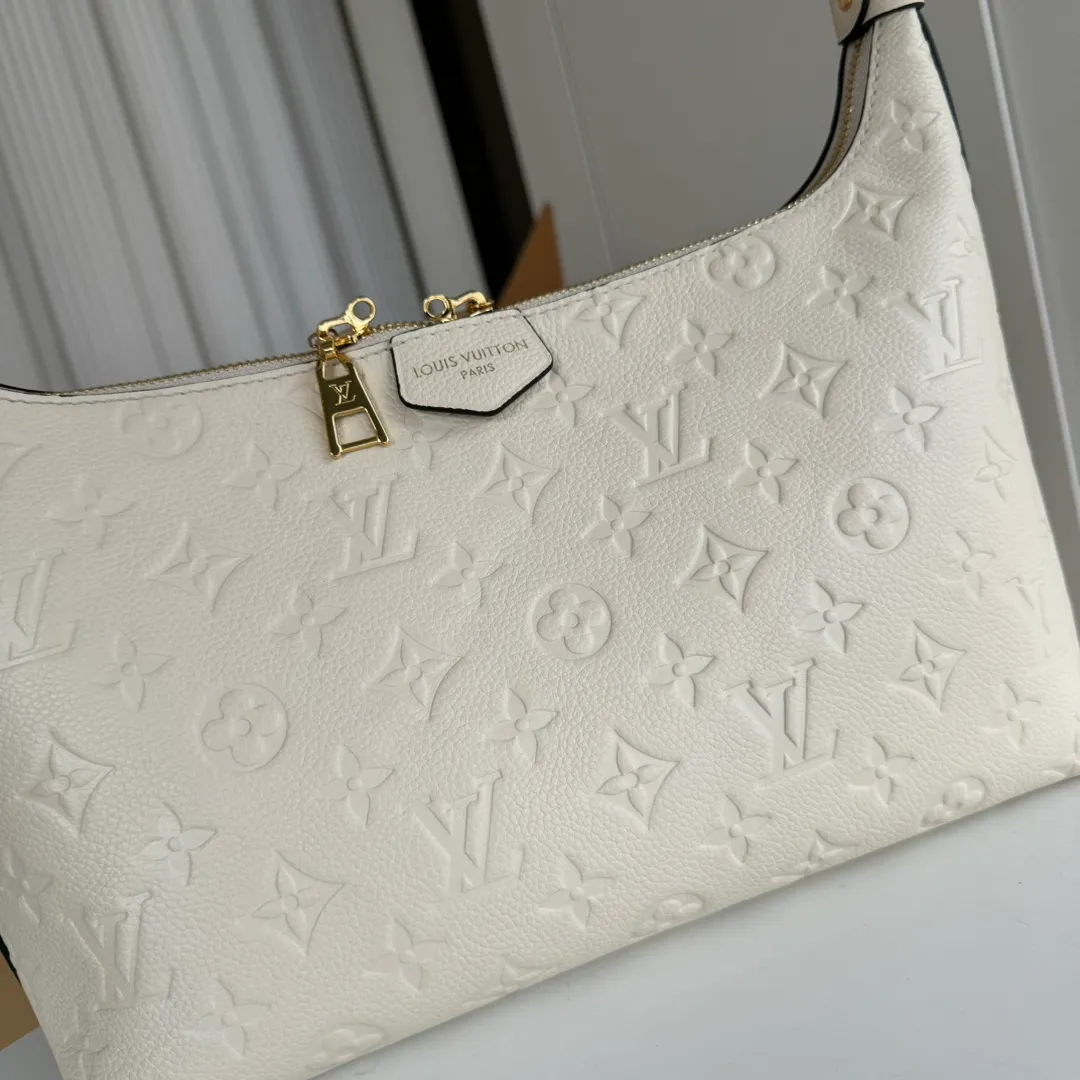 p1440 [Equipped with a full set of packaging at the MB counter] Special-grade original order with upgraded hardware, physical photo 🔝SAC SPORT handbag milk white M46609 gram M46610Sac Sport handbag is made of soft Monogram Empreinte embossed leather to create a curved outline, paying tribute to the archive design with retro configuration and exquisite details. Plenty of space makes it easy to carry your daily needs, and the adjustable handle allows for a variety of carrying methods. Size: 27*22*10.5