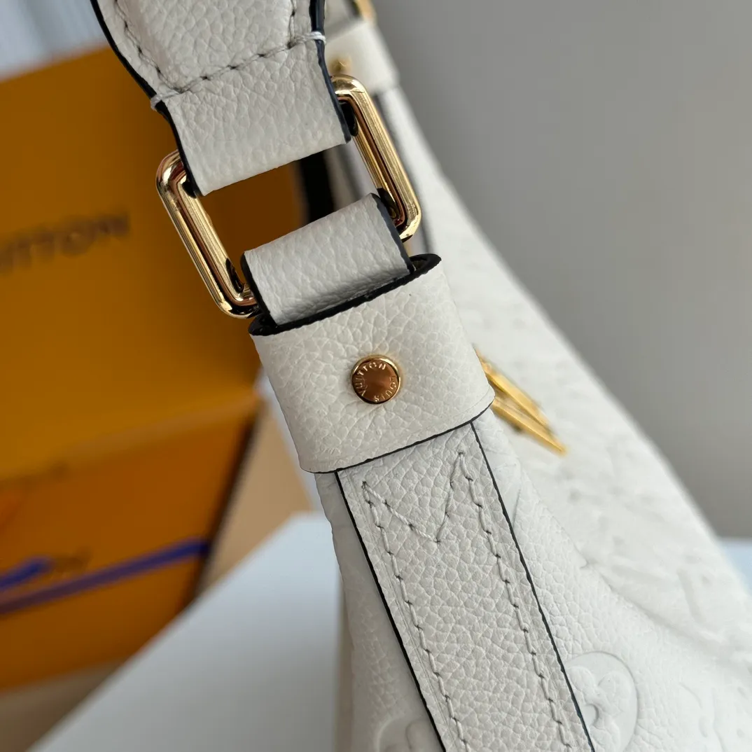 p1440 [Equipped with a full set of packaging at the MB counter] Special-grade original order with upgraded hardware, physical photo 🔝SAC SPORT handbag milk white M46609 gram M46610Sac Sport handbag is made of soft Monogram Empreinte embossed leather to create a curved outline, paying tribute to the archive design with retro configuration and exquisite details. Plenty of space makes it easy to carry your daily needs, and the adjustable handle allows for a variety of carrying methods. Size: 27*22*10.5