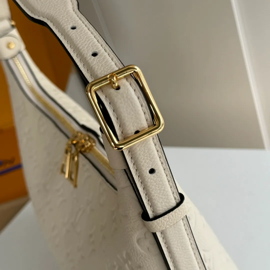 p1440 [Equipped with a full set of packaging at the MB counter] Special-grade original order with upgraded hardware, physical photo 🔝SAC SPORT handbag milk white M46609 gram M46610Sac Sport handbag is made of soft Monogram Empreinte embossed leather to create a curved outline, paying tribute to the archive design with retro configuration and exquisite details. Plenty of space makes it easy to carry your daily needs, and the adjustable handle allows for a variety of carrying methods. Size: 27*22*10.5