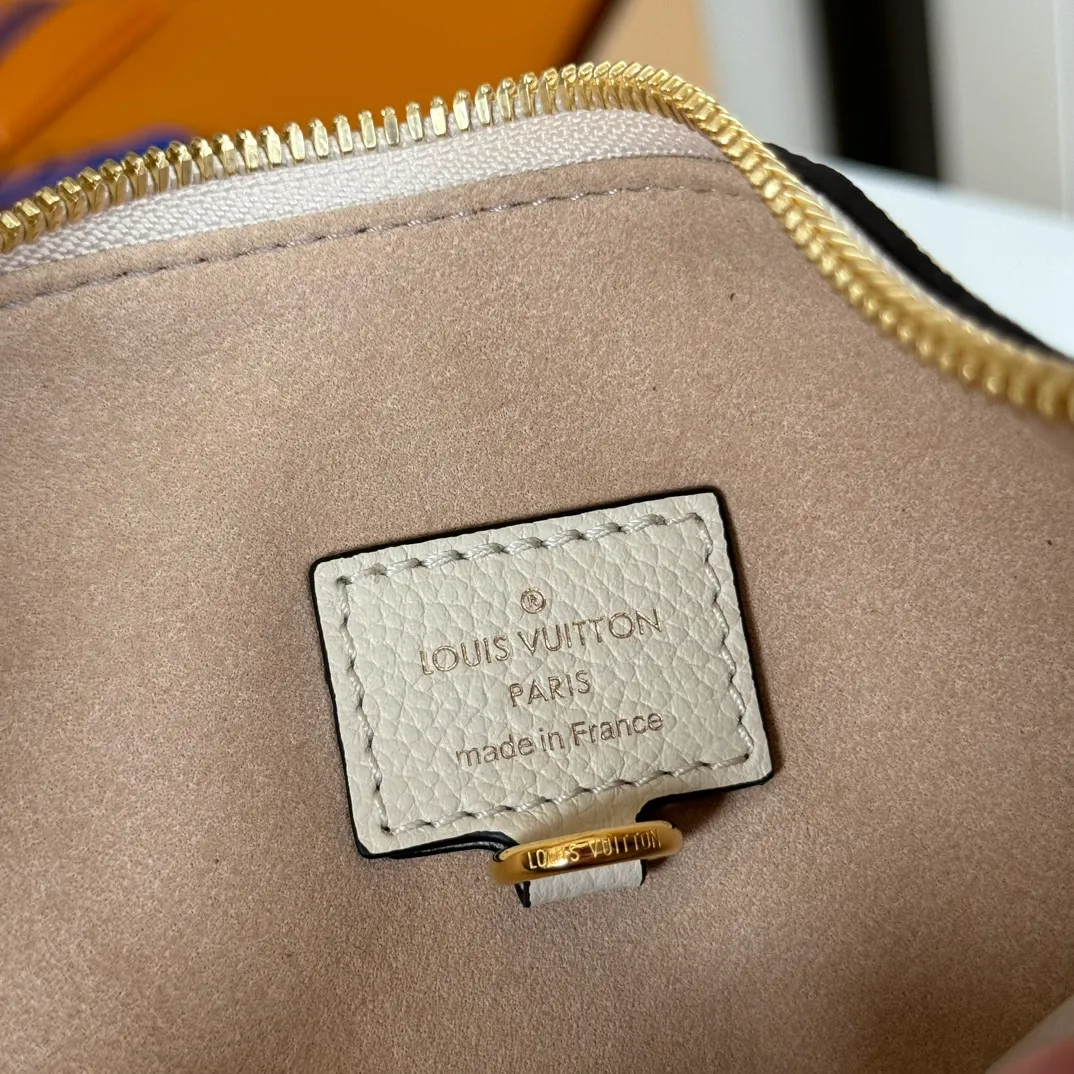 p1440 [Equipped with a full set of packaging at the MB counter] Special-grade original order with upgraded hardware, physical photo 🔝SAC SPORT handbag milk white M46609 gram M46610Sac Sport handbag is made of soft Monogram Empreinte embossed leather to create a curved outline, paying tribute to the archive design with retro configuration and exquisite details. Plenty of space makes it easy to carry your daily needs, and the adjustable handle allows for a variety of carrying methods. Size: 27*22*10.5