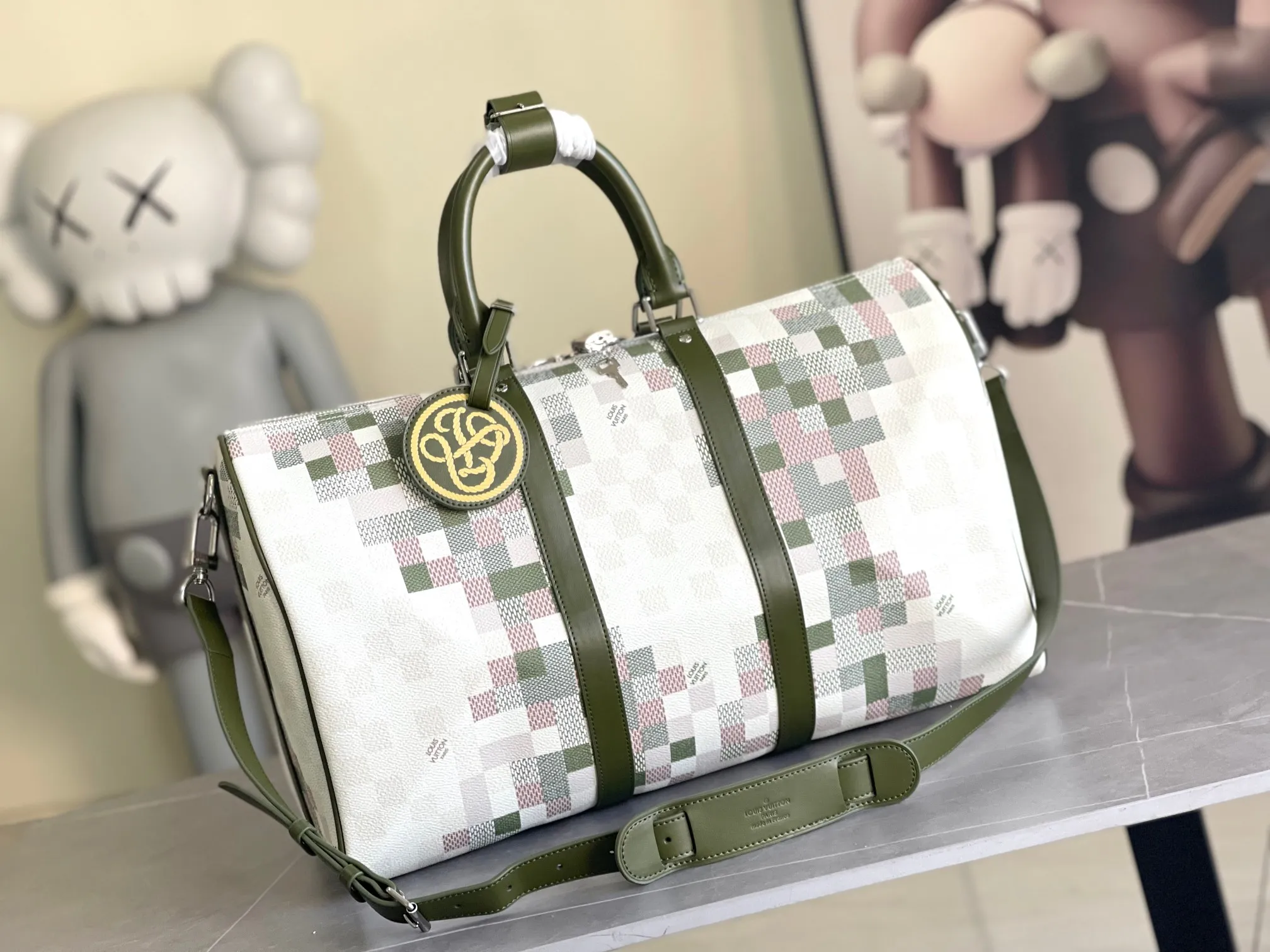 💰1180 Top Original Order M00106 This Keepall Bandoulière 45 travel bag is Monogram Giant coated with Monogram Reverse trim, a nod to the brand’s iconic pattern. Luxurious fabric lining with zippered interior pocket, removable and adjustable leather shoulder strap and top handle allow for a variety of carrying options. Size: 45x27x20cm