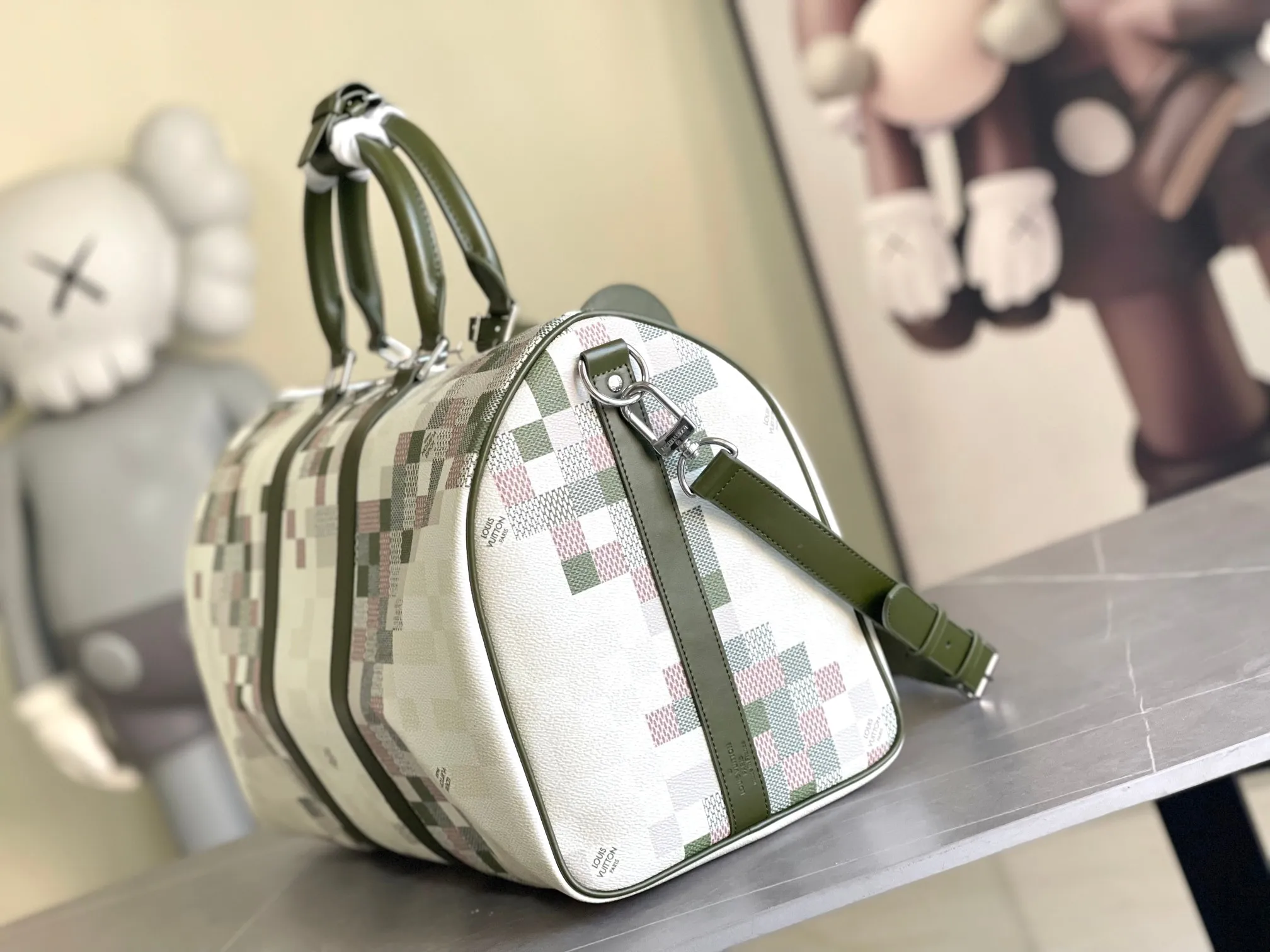 💰1180 Top Original Order M00106 This Keepall Bandoulière 45 travel bag is Monogram Giant coated with Monogram Reverse trim, a nod to the brand’s iconic pattern. Luxurious fabric lining with zippered interior pocket, removable and adjustable leather shoulder strap and top handle allow for a variety of carrying options. Size: 45x27x20cm