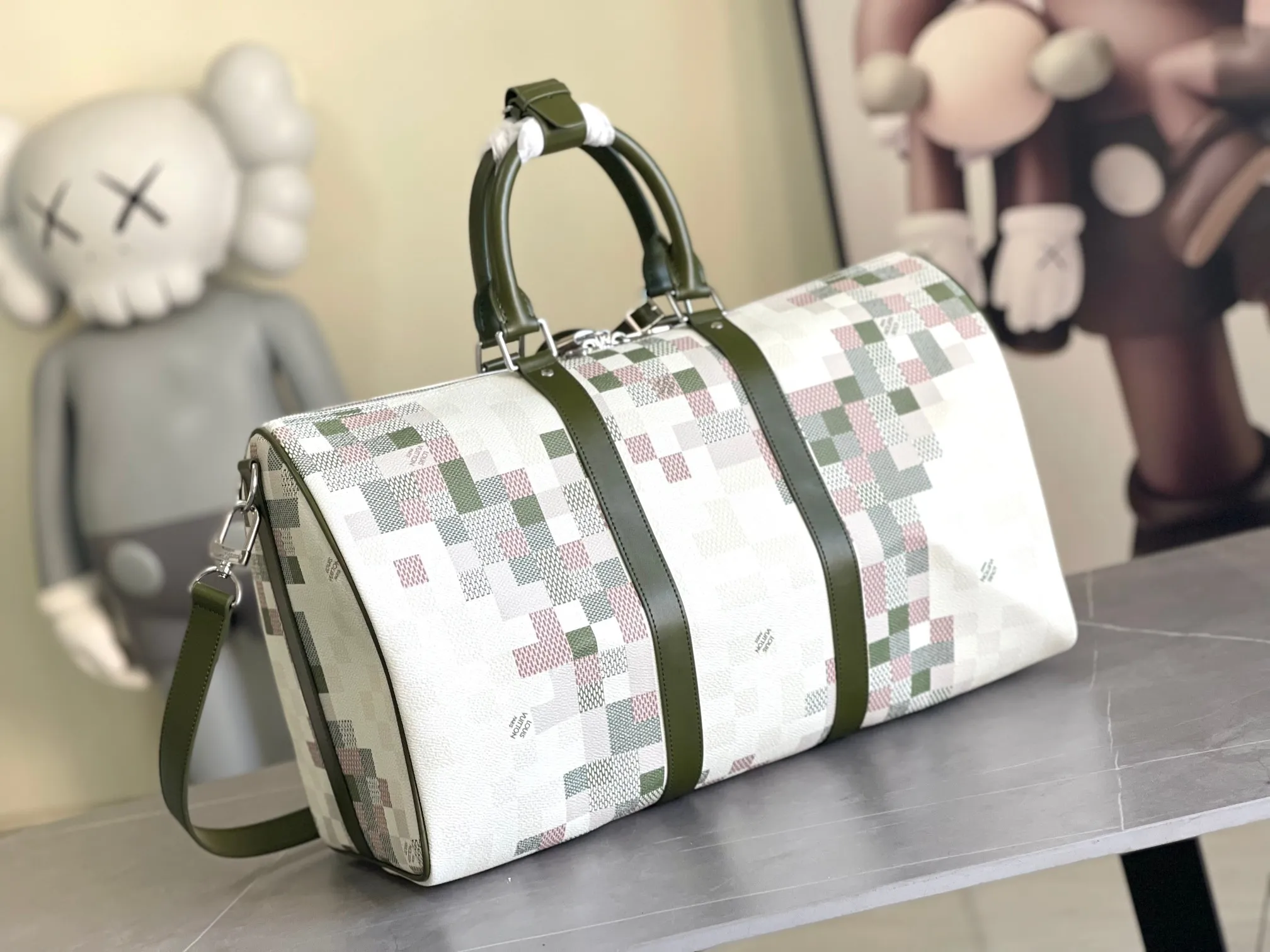 💰1180 Top Original Order M00106 This Keepall Bandoulière 45 travel bag is Monogram Giant coated with Monogram Reverse trim, a nod to the brand’s iconic pattern. Luxurious fabric lining with zippered interior pocket, removable and adjustable leather shoulder strap and top handle allow for a variety of carrying options. Size: 45x27x20cm