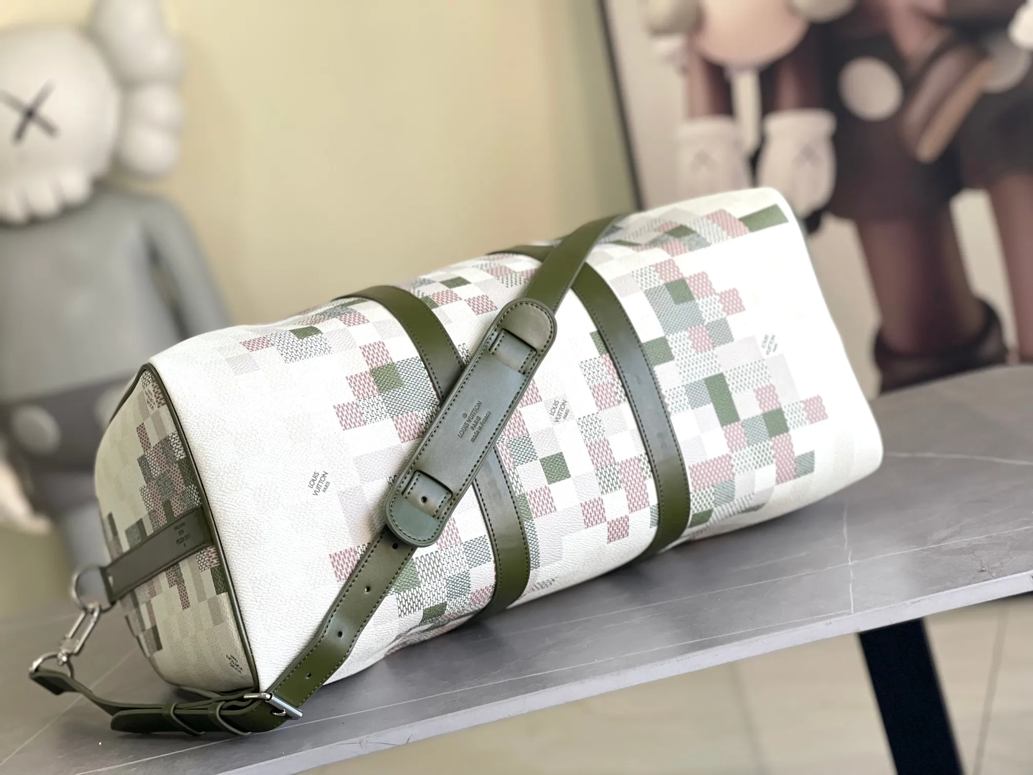 💰1180 Top Original Order M00106 This Keepall Bandoulière 45 travel bag is Monogram Giant coated with Monogram Reverse trim, a nod to the brand’s iconic pattern. Luxurious fabric lining with zippered interior pocket, removable and adjustable leather shoulder strap and top handle allow for a variety of carrying options. Size: 45x27x20cm