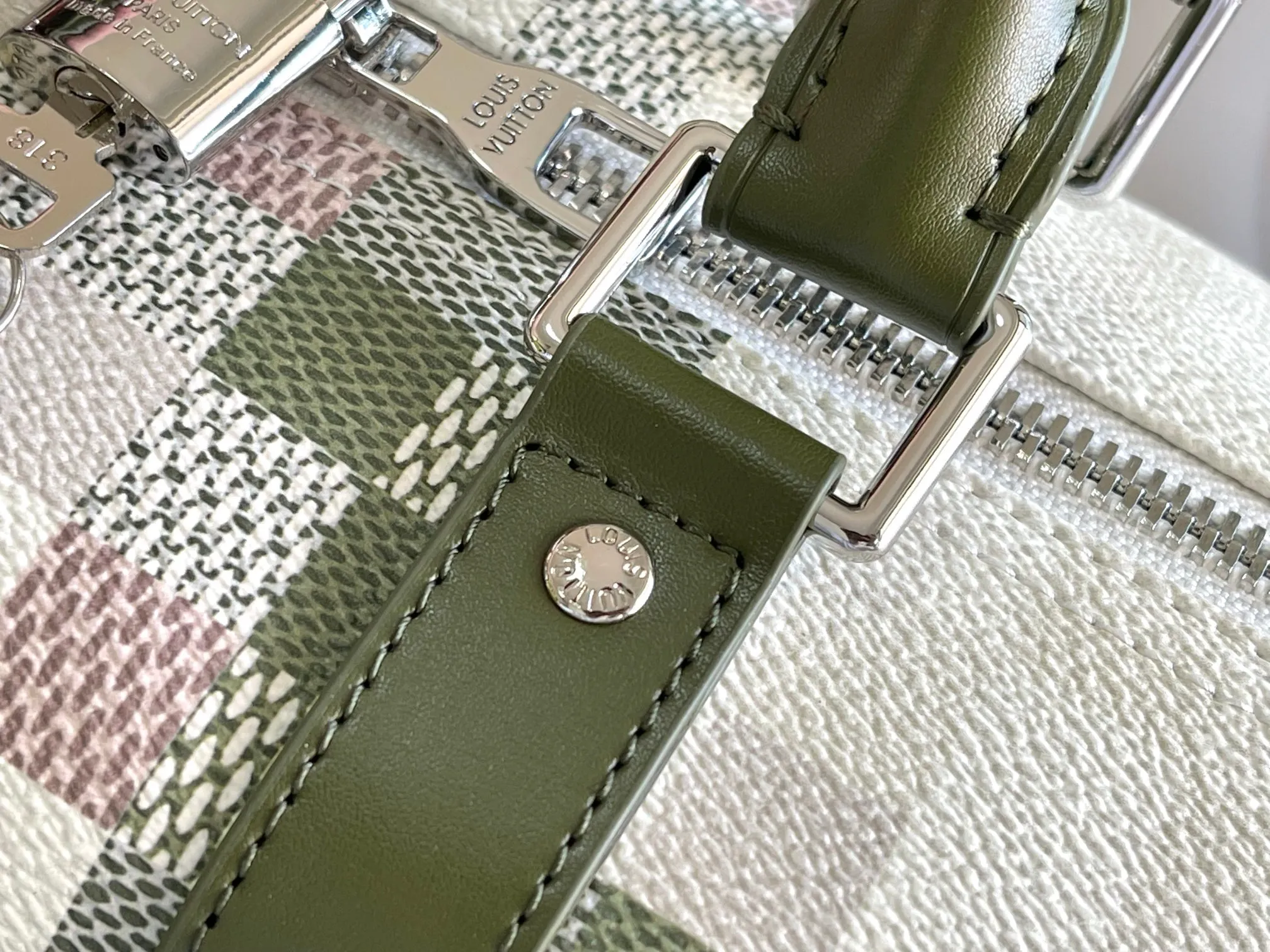 💰1180 Top Original Order M00106 This Keepall Bandoulière 45 travel bag is Monogram Giant coated with Monogram Reverse trim, a nod to the brand’s iconic pattern. Luxurious fabric lining with zippered interior pocket, removable and adjustable leather shoulder strap and top handle allow for a variety of carrying options. Size: 45x27x20cm