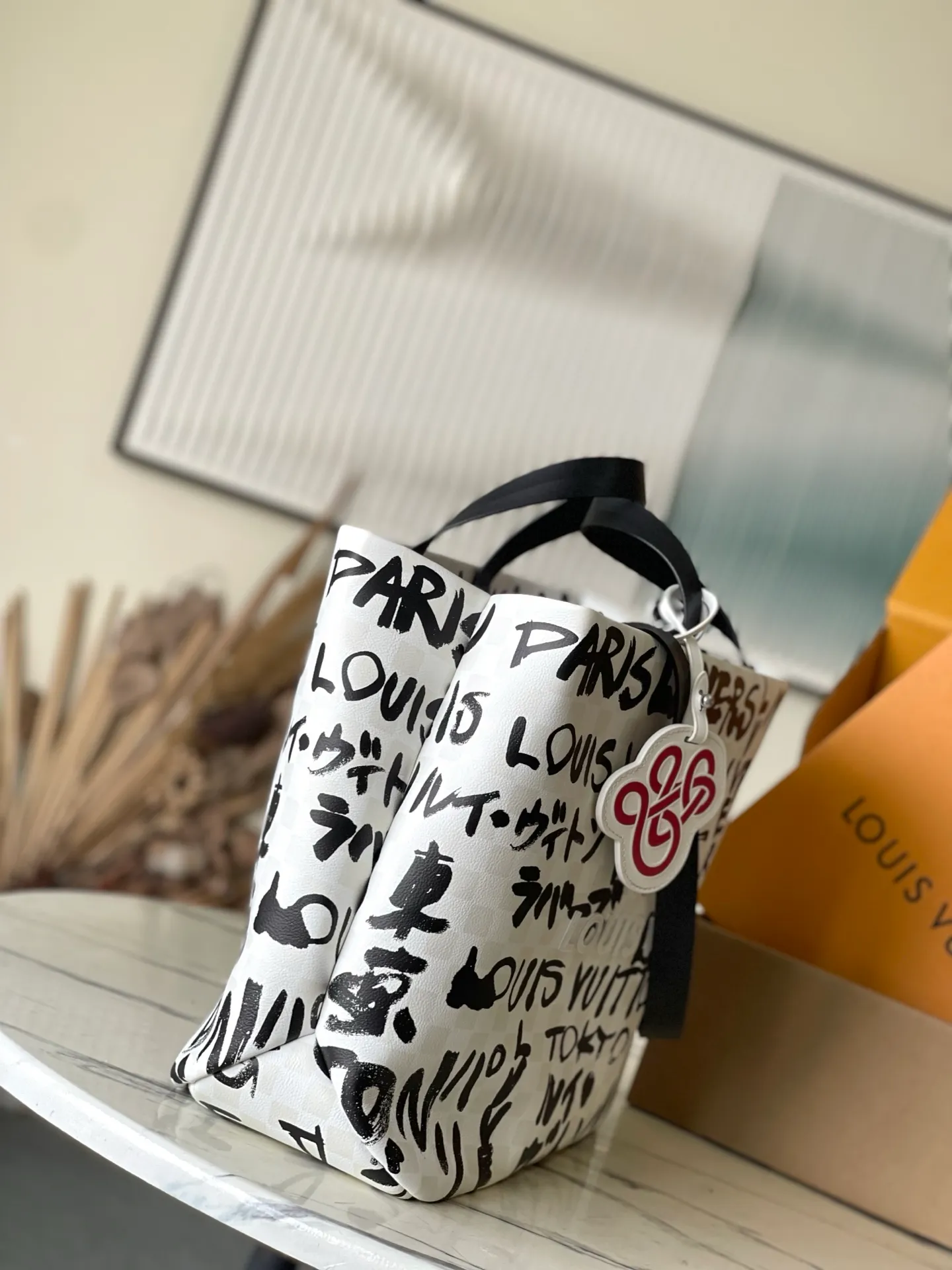 💰1140 Top original order M40797 ARISL ​​VERSET TON YPAKIS RSEM This Shopper Tote medium handbag has Damier checkerboard pattern superimposed with eye-catching hand-painted elements, witnessing the joint creativity of Pharrell Williams and Japanese designer Nigo. The names Louis Vuitton, Paris and Tokyo, as well as the words LVvers, are written in French and Japanese in both French and Japanese, and the patterned cotton lining displays Nigo's signature style. Dimensions: 40 × 32 × 16 cm