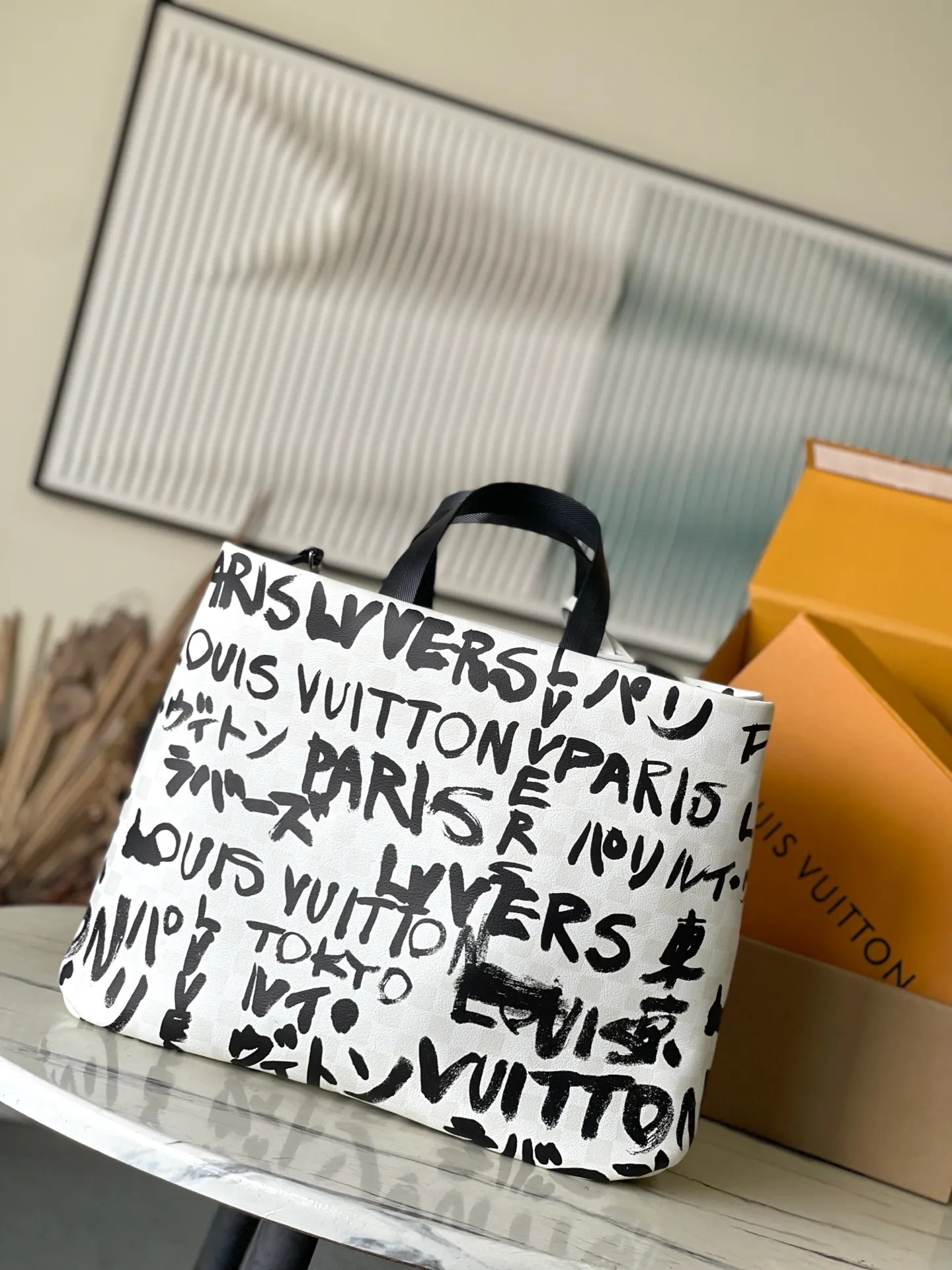 💰1140 Top original order M40797 ARISL ​​VERSET TON YPAKIS RSEM This Shopper Tote medium handbag has Damier checkerboard pattern superimposed with eye-catching hand-painted elements, witnessing the joint creativity of Pharrell Williams and Japanese designer Nigo. The names Louis Vuitton, Paris and Tokyo, as well as the words LVvers, are written in French and Japanese in both French and Japanese, and the patterned cotton lining displays Nigo's signature style. Dimensions: 40 × 32 × 16 cm